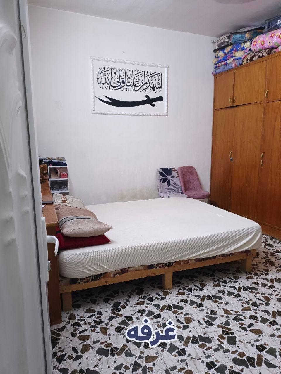 السلام عليكم
🏠بيت  للبيع طابق ونص 
......✴100مـــــــــتر (النزال8-----والجبهة12)
🔹منطقة الاصلاح -شارع الجزيرة
يحـــتوي البيت:
(استقبال ---ثنين غرف نوم ---ومطبخ بارد ومطبخ حار ---وصاله --وصحيات كاملة)
*الطابق الثاني* مامسكف وبي غرفه كامله سندويج.
💥الفرع تبليط +مجاري كاملة💥

 ☎️الرقم للاستفسار:*********** واتساب فقط🔹
♠السعر خاص♠
