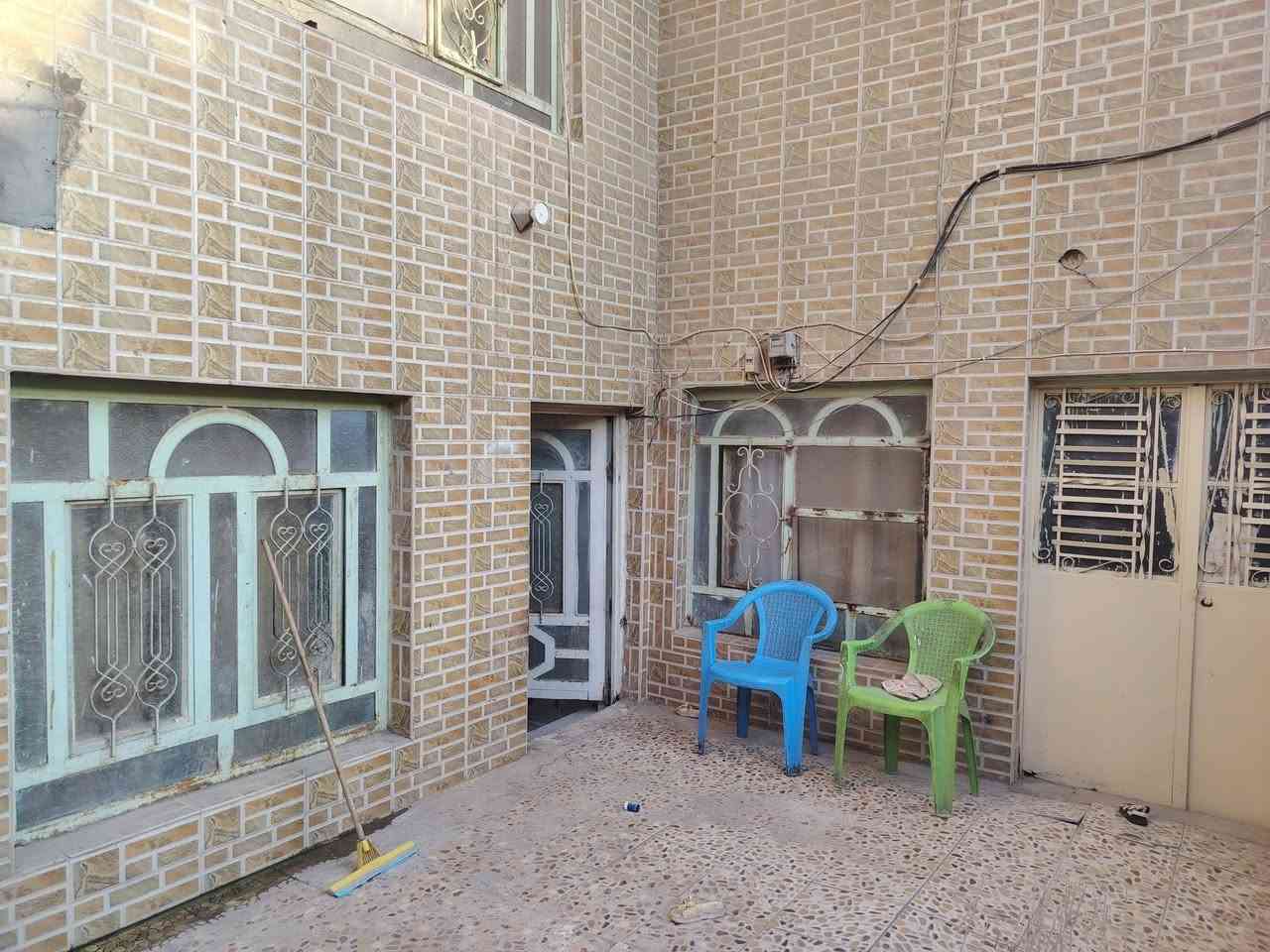 السلام عليكم بيت طابو صرف مساحته 158 متر يحتوي على طابقين الطابق الأول يحتوي ع هول استقبال اثنين غرف نوم بالاضافه مجمعات صحيه الطابق الثاني يحتوي على غرفتين مع فاصل ع الشارع غرفه وهول وصحيات مثل شقه 
مكان نادر الثالثه قريب مدرسه غزه أو خلف جامع أبو الفضل للاستفسار أكثر الاتصال برقم ***********
