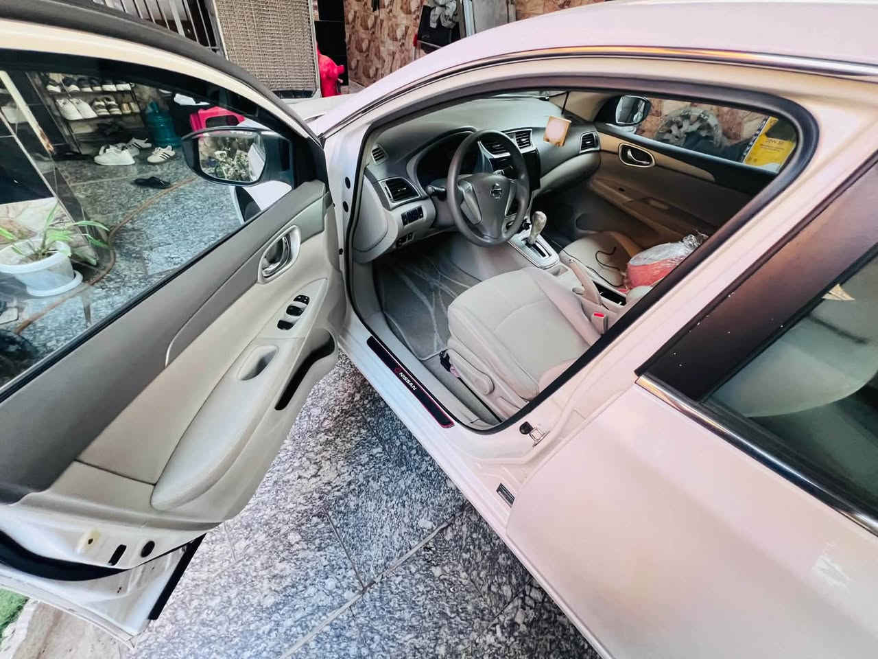 يسان سينترا 2019 خليجي
مواصفات عادية 
مكينة 1600
جام اوتو 
مانع انزلاق 
شاشة 
كاميرا خلفية
ماشية 117 الف عليها ادامة كاملة
السيارة ايد وحدة من سنتها لليوم مشامة بانزين عادي
السيارة انطخت عندي بابين وحدة انصبغت نصها والثانية بدلتها بلاد  والصندوق ايضاً انطخ وبدلتة بلاد وعندي صور الطخة بدون دواخل  بدون تكم والسيارة باسمي 
شرط التحويل يعني تحويل مباشر رقم بغداد 
السعر 98 وبي مجال بسيط

مكان بغداد البنوك 
***********
***********
