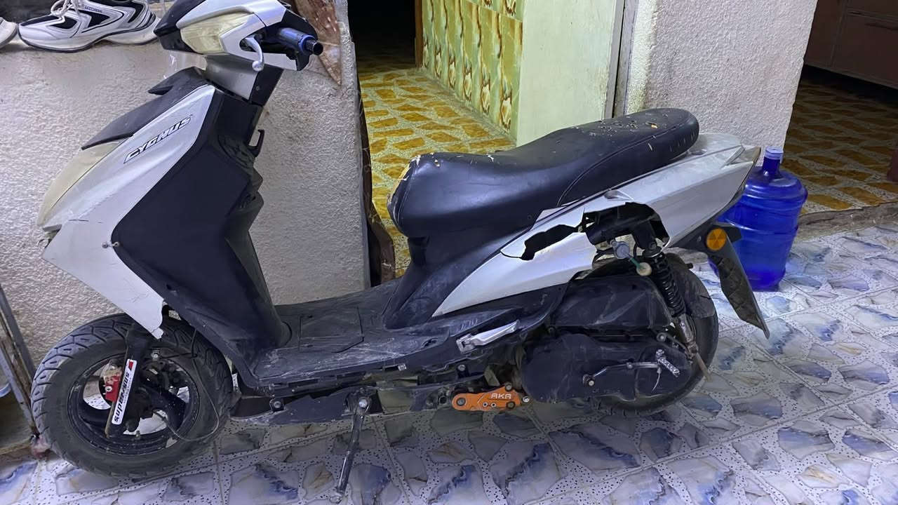السلام عليكم سكنز شمعه بيه مكينه مال ماكس رمبه 
شرط الشلعه والنعومه كهربائيات شغاله سلف هندر فقط الصفاح بيهن كسر مكانه حله السعر ٢٩٠ وبيه مجال ***********

