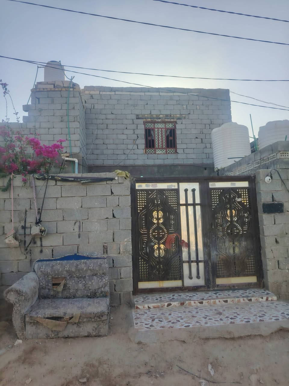 السلام عليكم بيت مساحه 200 يحتوي البيت على ثلاث غرف 5× 4 /صاله 8× 4 /مطبخ 6×4/ استقبال 8×4 +صحيات كافه الخدمات موجوده ماء كهرباء مولد العنوان عمود 366طريق ياحسين خلف الحسينيات تواصل على الرقم بيه واتساب ***********
