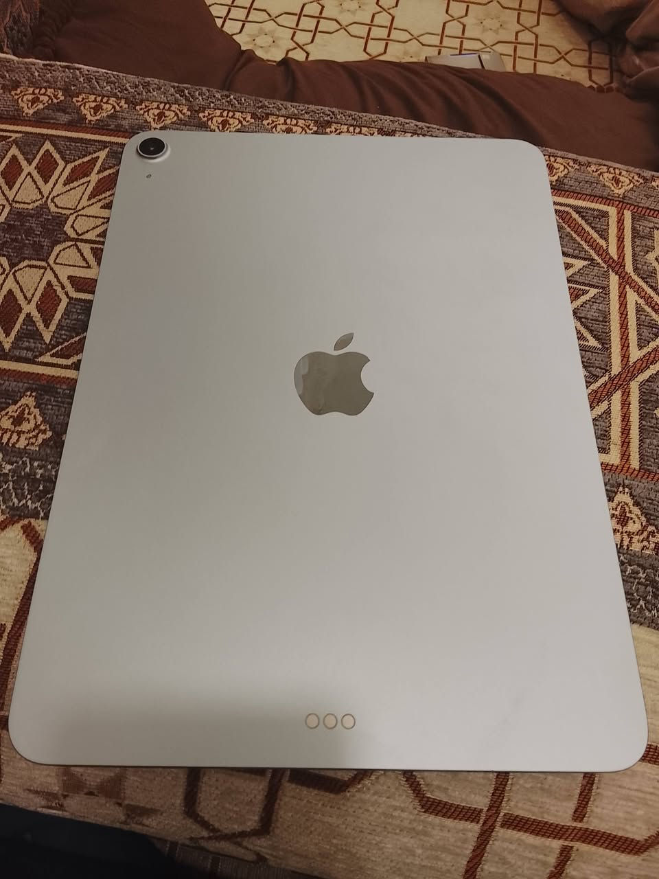 للبيع جهاز  iPad Air 11 المزود بـ شريحة ( معالج M3) M3 الفائقة، الشاشة بحجم 11 إنش.
حالة الجهاز: نظيف جداً بحالة الزيرو (كالجديد تماماً)، خالي من أي خدوش أو عيوب تصنيع، وغير مفتوح أو مصلّح نهائياً. + ستخدام قليل وفقط دراسه
نسبة صحة البطارية: 94% (أداء ممتاز يدوم ليوم كامل من الاستخدام المكثف).
الأداء: ممتاز جداً للألعاب الثقيلة، وبدون اي تقطيع نهائي التصميم الهندسي، الجرافيك، والمهام الدراسية بفضل معالج M3 السريع. المكان البصره الجزيره السعر (650) بي مجال قليل حك جيه ***********
