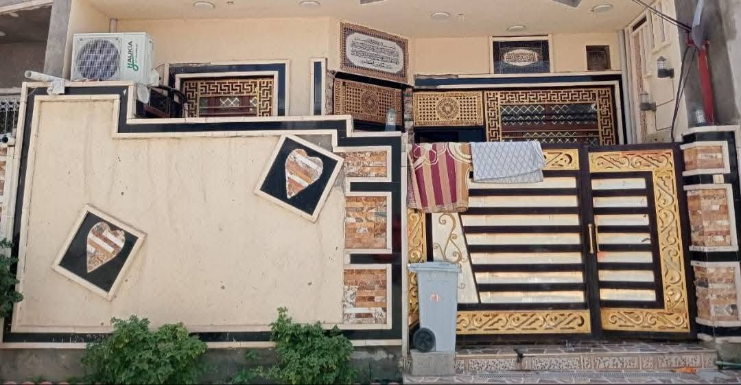بيت  للبيع في بعقوبة 7 نيسان
خلف كلية التربية الأساسية مباشرتٱ

قاطين يتكون من 4 غرف نوم مطبخ وصاله وستقبال وطرمه 

البيت بسم صاحب البيت سند طابو زراعي سند 25 

المساحة 100متر واجهة 7ونص ونزال14 

  البناء حديث فول 2026

كامل خدمات الشارع تبليط مجاري ماء كهرباء كامل 

يبعد عن الشارع العام مسافة قليلة

  الاستفسار اكثر اتصل على رقم يوجد وتساب وتفاصيل اكثر عن سعر وباقي ***********
