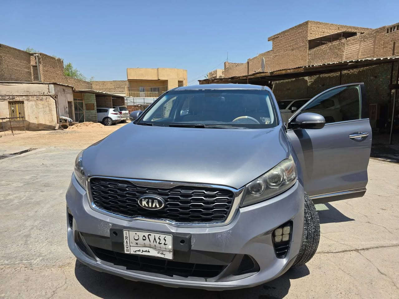 كيا سورنتو ٢٠٢٠ 
ستة سلندر وارد أمريكي ضرر بنيد فقط صبغ بدون دواخل بدون ايرباك 
محرك ٣٥٠٠ ستة سلندر كير ٨ نمر مكينة وكير وتبريد كفالة 
حدادية وتخم تاير وباتري جديد لون بحري
سبعة راكب 
تبريد قطعتين 
رقم بغداد بسمي 
السعر 198 ورقة وبيها مجال 
للبيع والمراوس بسيارة ستة سلندر عالية وأحدث 
للتواصل 
***********
متواجد واتساب وتلفون 
مكان السيارة بابل / الحلة حلة, بابل

