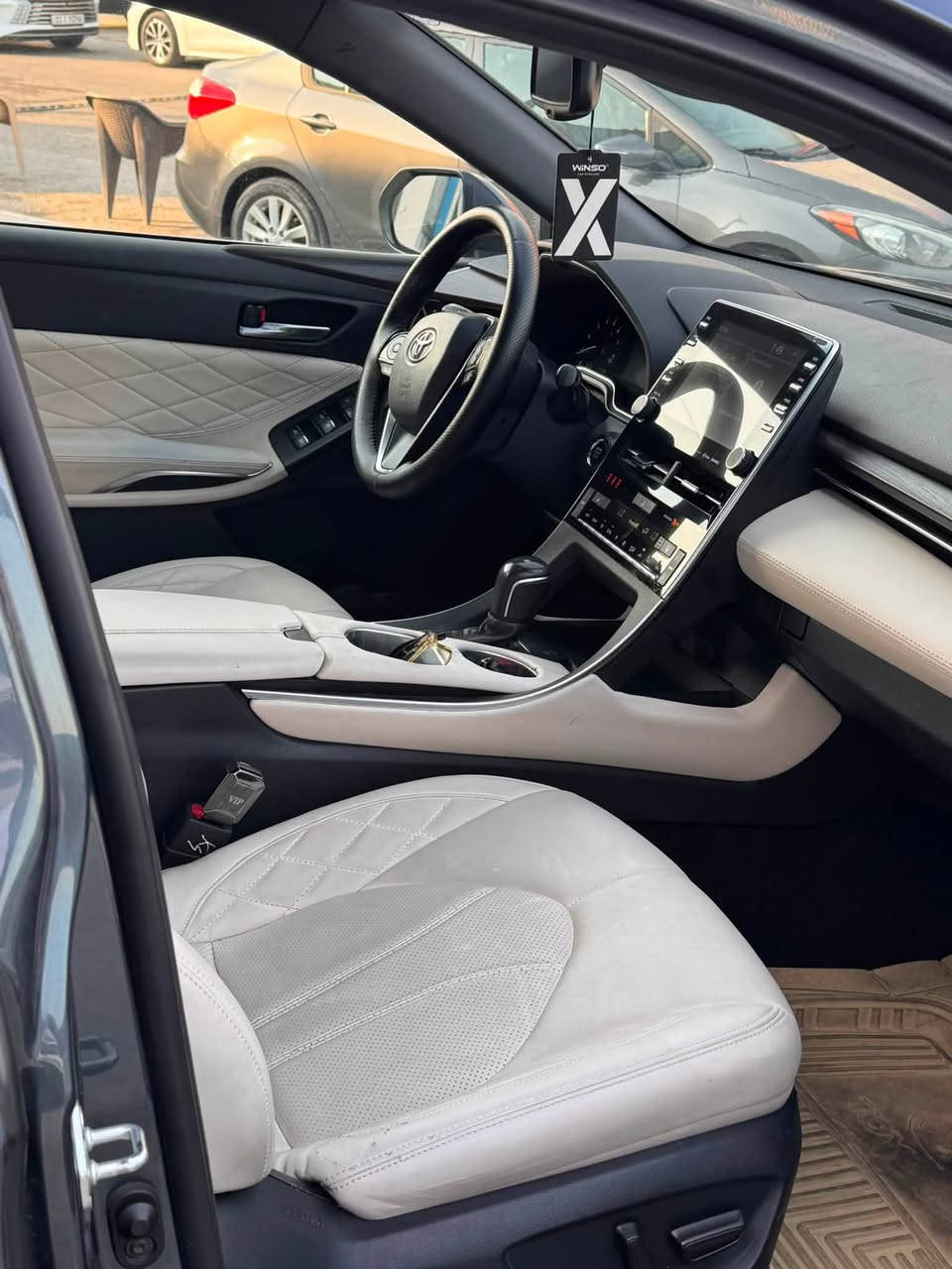 السلام عليكم.      لل البيع. او.  مرواس .
Toyota avalon 2022   Xle 
 

اعلى فئة فول مواصفات وارد امريكي والسيارة رقم بغداد بأسمي 

ماشية47الف mi 

محرك V6 سلندر 

مقاعد الأمامية تدفئة-

مقاعد خلفية-

شاشة تدعم الApple car play-

نظام صوتي سماعات-

رادار امامي وخلفي وجانبي-

تحذير مغادرة المسار-

كامرات 360-

المصابيح Led-

عرض السرعة والمعلومات عله الزجاج-

 الأمامي (Head-Up Display)

حساسات امامية وخلفية-

شاحن لاسلكي-

كشنات كهرباء 

وبعد بيها هواي مواصفات

ضررها مثل ما موضح بالصورة
و بيه ثلاث قطع  كلير من امريكا.  
2 صبغ و 3 كلير  اكرر كلير مو صبغ 

وصور الحادث موجوده 

السيارة بدون ايرباك 

مكان السيارة بغداد  

السعرر.198 ورقه    

رقم التواصل.     ***********
