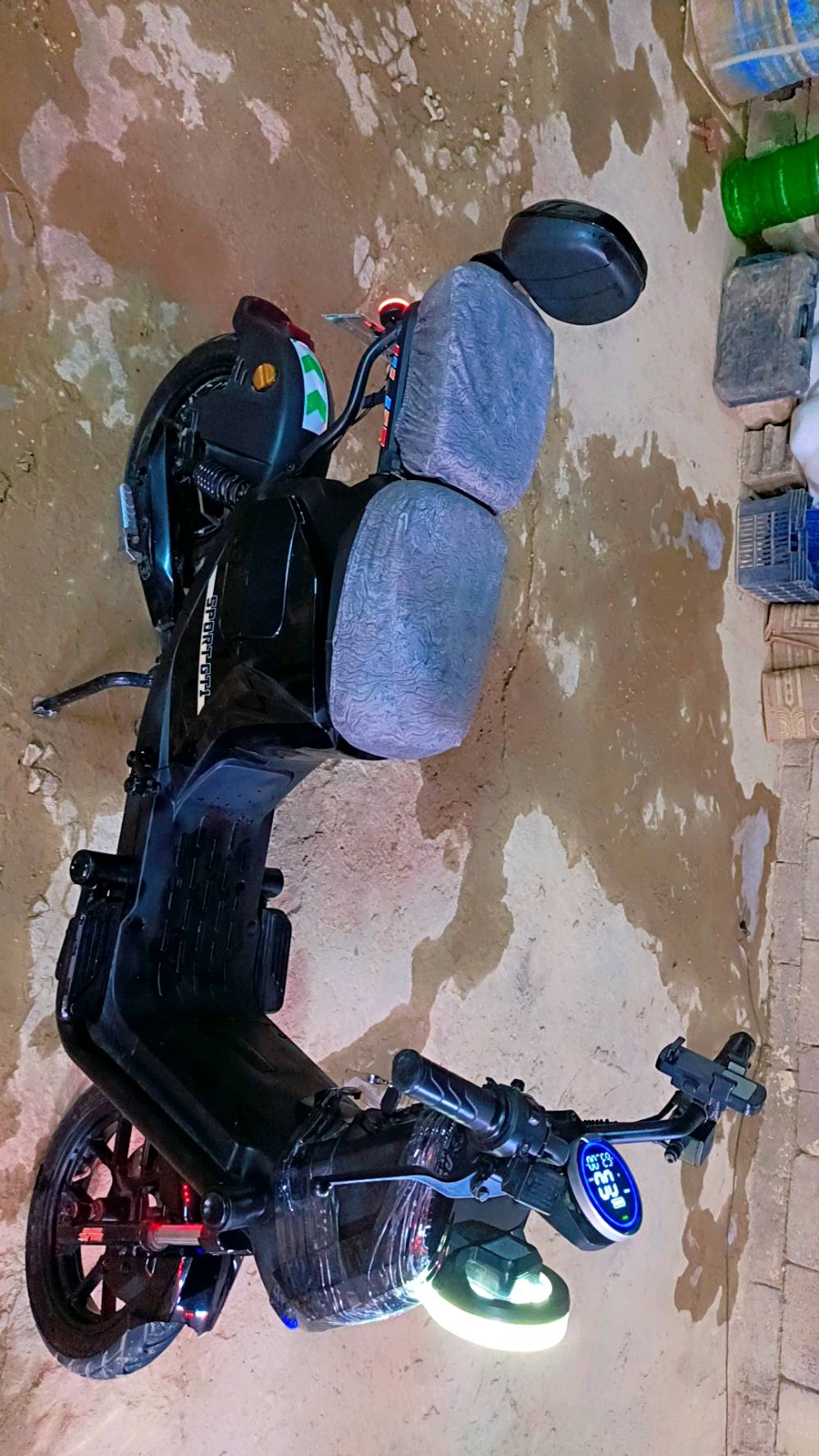 الدراجه كل شي ما بيها شحن سرعتها 65 حقيقيه بس بيها شغله واحده بطاريات اثنين ما يشتغلن سعرها ب 250 وبي مجال***********