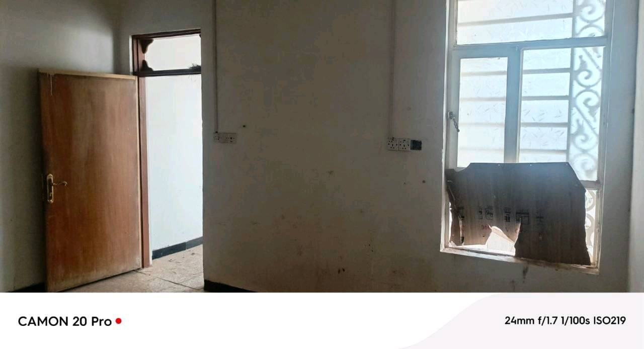 بيت للبيع – حي الرحمة  جهة اليُمنى مساحة 100م قريب ع مدارس  طابقين غرفتين صاله استقبال صحيات داخل وخارج ساحة  الحوش جبيره   السعر: 40 مليون  *********** واتساب