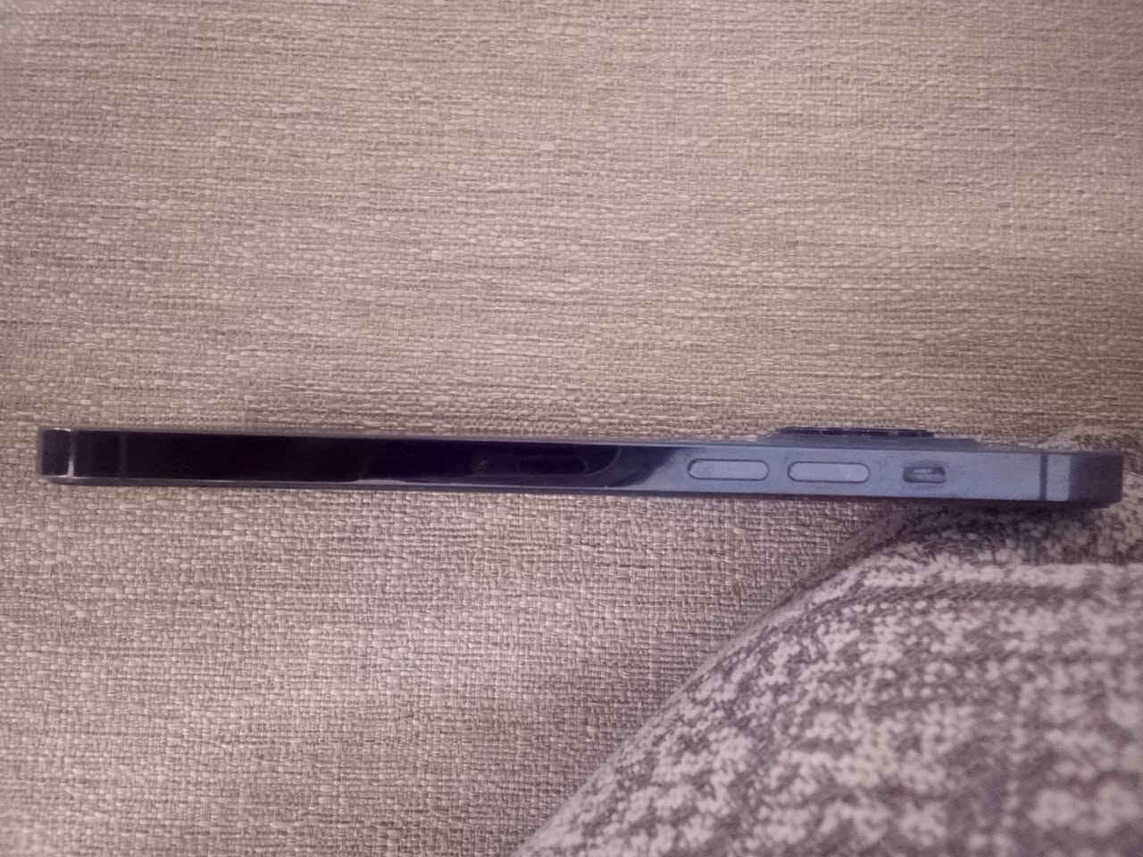 للبيع ايفون12 ابرو
المواصفات 
الذاكرة 128
البطاريه 78 اصليه 
بي دائرة سودة صغيره بلشاشه ما ماثرة على اللمس ابد 
باقي الجهاز كله شغال 
***********
