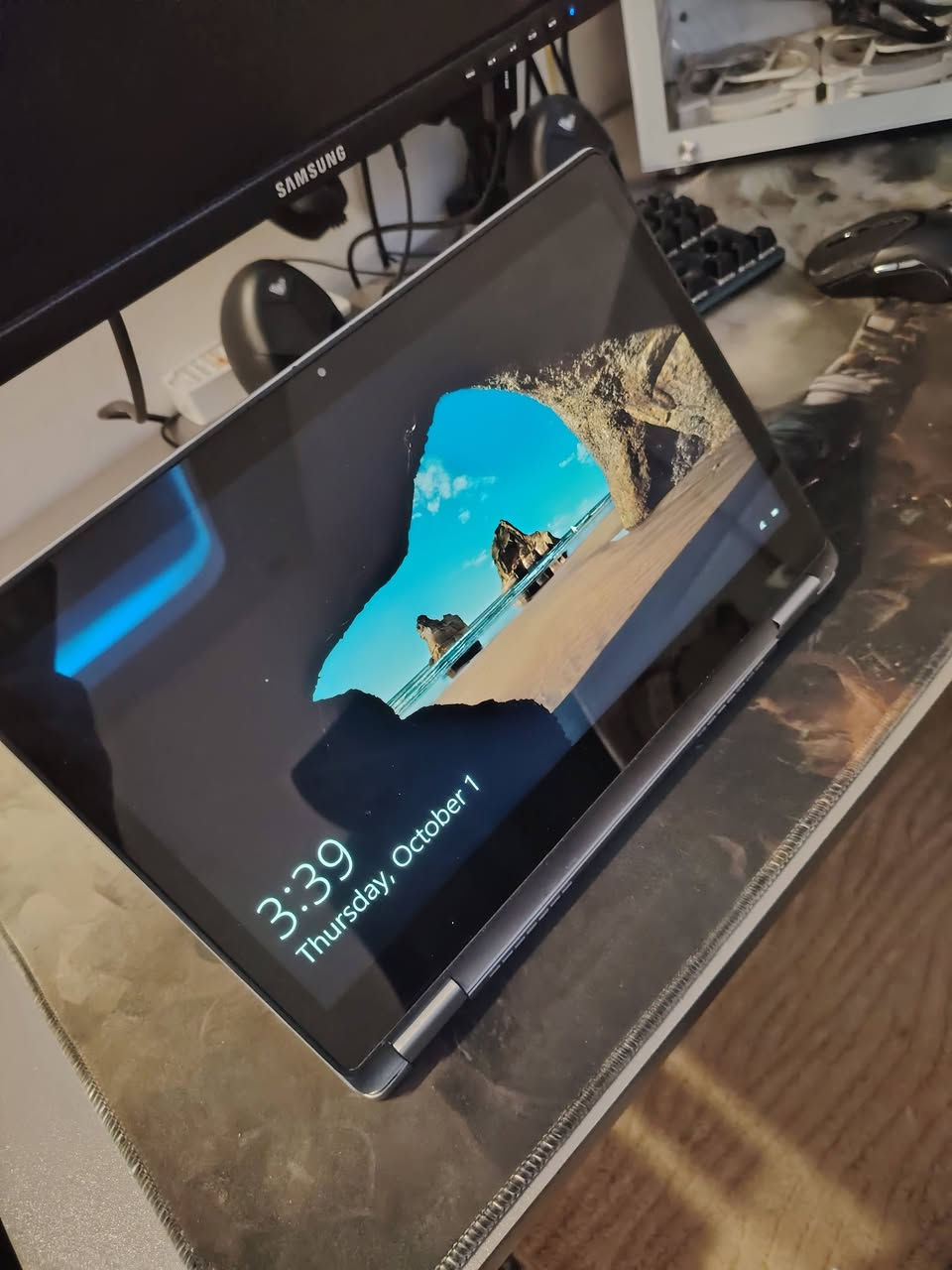مساء الخير أخوان 
لابتوب dell لمس قلاب 360 درجه 
Cpu : i5 8256U 
GPU : INTEL UHD graphics 620 (4 gb)
Ram : 8 gb
Hard : NVme m.2 ssd 265 gb 
حجم الشاشة 14 لمس نظيفه كلش مثل ما تشوفون بالصوره 
سعرها 350 مكاني بغداد البياع حي التراث وعندي توصيل
