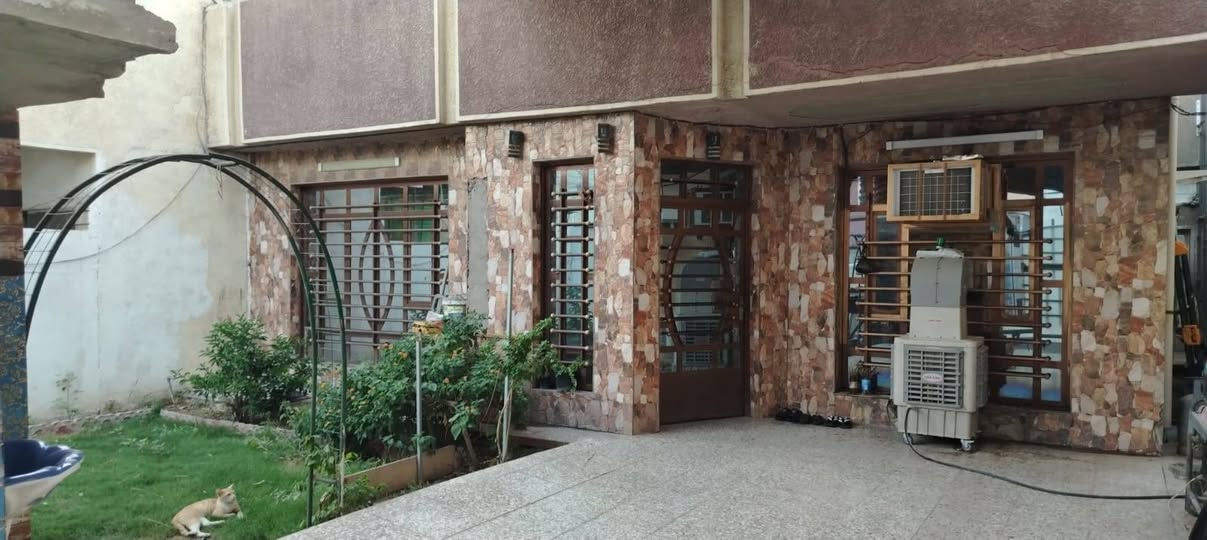 دار للبيع في المشتل شارع المطبك قرب أمانة بغداد الجديدة قريب شارع خمس بيوت
المساحة :200

الواجهه : 10

النزال : 20

 الطابق الاول يتكون من  حديقة وكراج وصالة واستقبال وغرفة وحمام والطابق الثاني عبارة عن غرفتين ويحتوي على سطحين

للاستفسار 

***********
