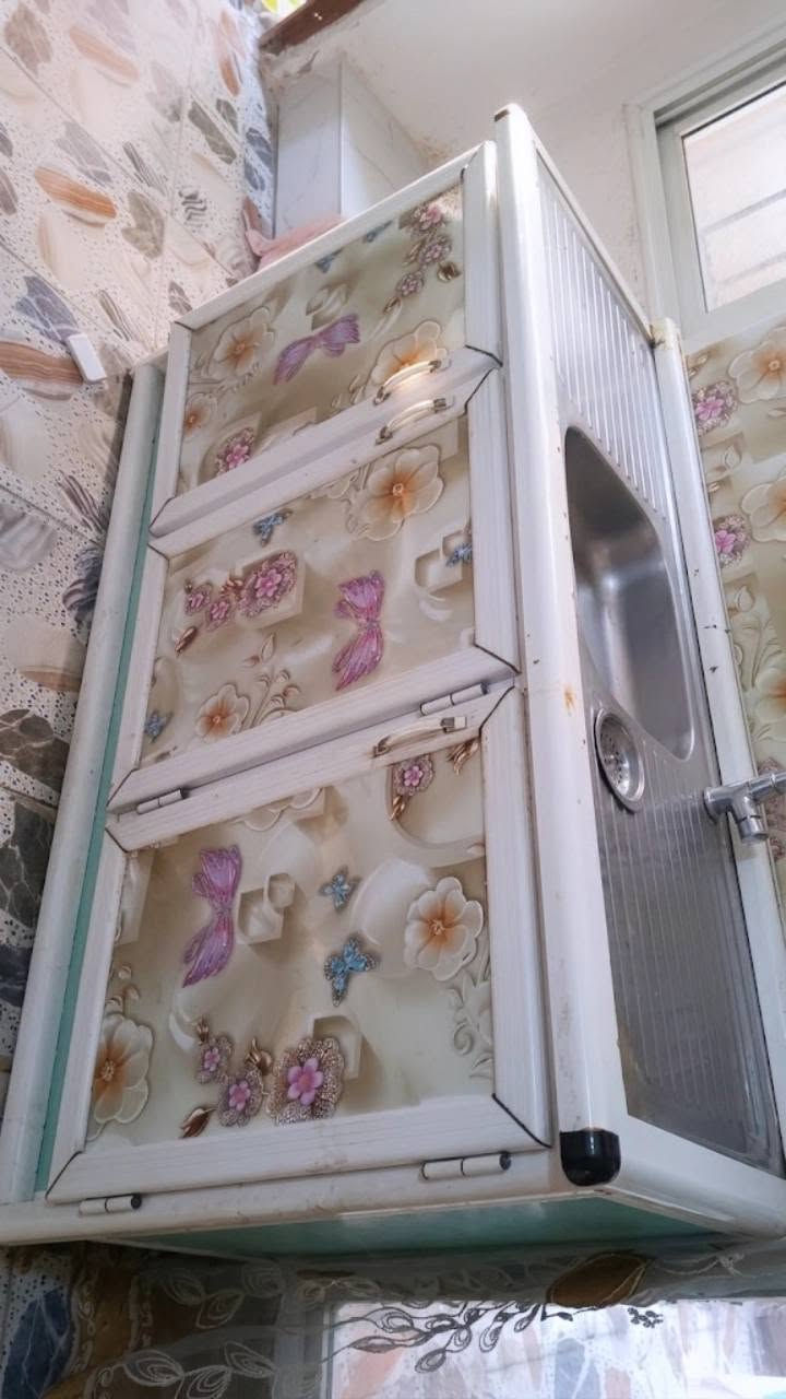 ثلاجه جديده استعمال قليل من ماركه ايفولي الايطاليه وبلازمه انترنت ماركه روميو استعمال شهر وطباخ جديد مابيهن اي ضرر وبعد هواي غراض البيع لغرض السفر مكاني المحموديه حي بدر
