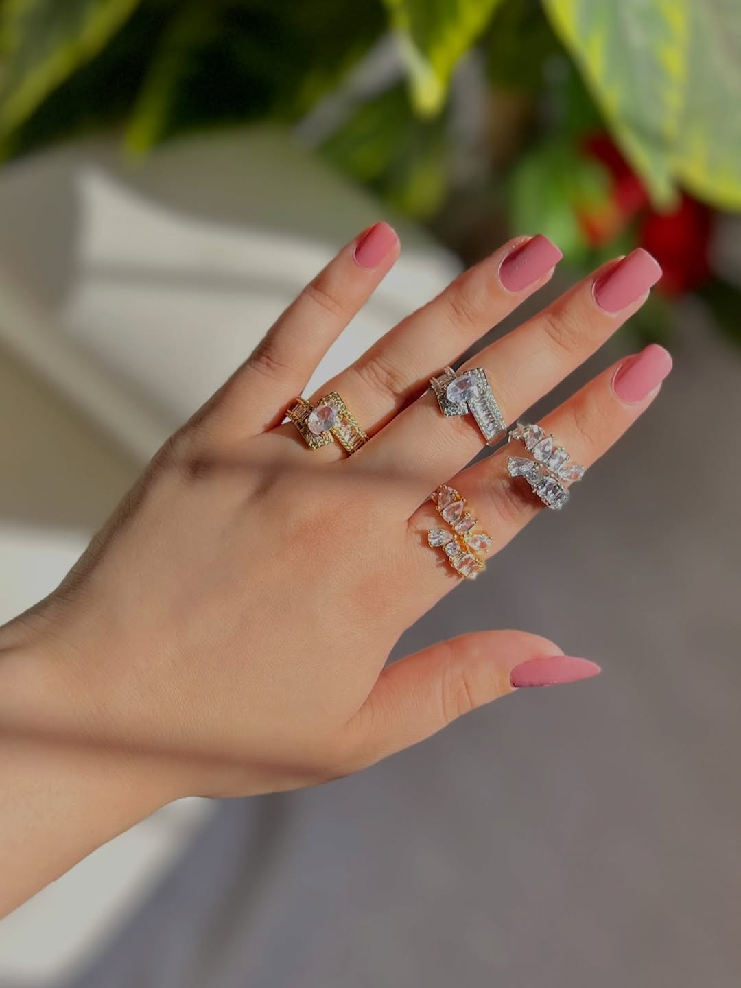 محابس زاركون فري سايز يجننون🥺🎀

نص مكتوب في الصور:
- الجمال يلي تستاهلة أيدج 🏯🥺
- اقلبي للموديلات 🦋👍