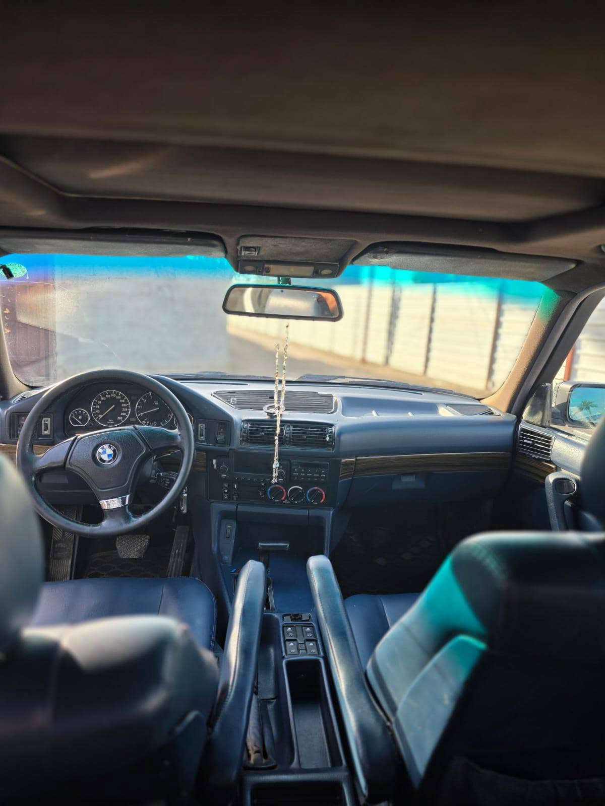 سلام عليكم من رخصه مدير لكروب
BMW540اصل بليته وسنويه 
سياره فلول مواصفات سلايت طكتين غرفه جلد دعاميات mاصل تخم ويل وتاير صلنصه M5 قفل اكسل كير ومكينه مكفولات //جددت لوحات وسنويه قبل 20يوم وبسمي تحويل مباشر  سياره جاهزه  للاستفسار اتصل ***********

