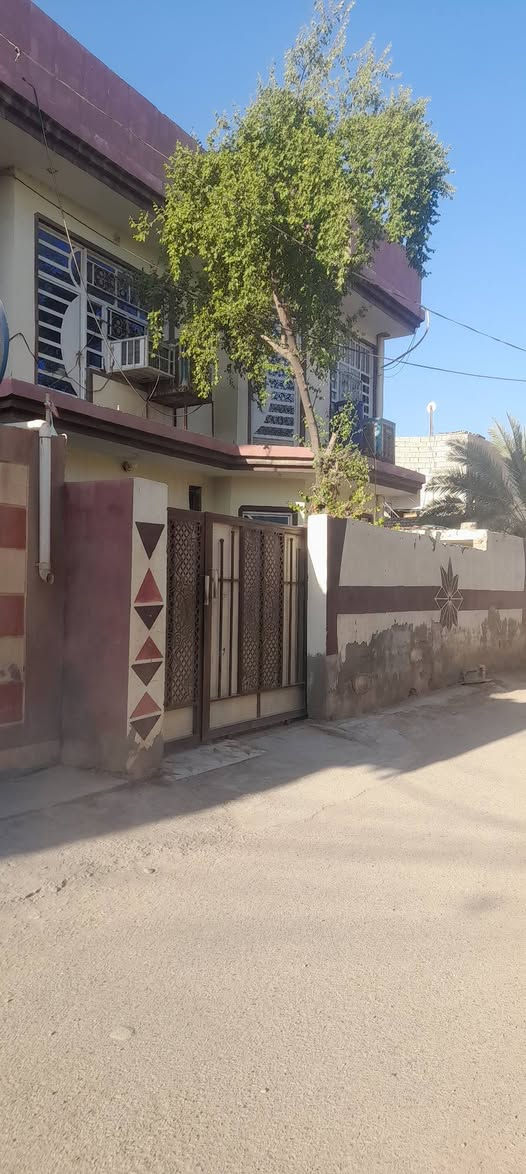 السلام عليكم
بست للبيع المفرق منطقة الحاج ناصر المربع الاول ثالث بيت من الركن .
المساحة ٢٠٠ متر 
بناء قاطين دبل فاليوم بناء ٢٠١٦ 
قاط اول ..... كراج سيارتين حديقة صحيات استقبال مطبخ صالة غرفتين نوم منور 
قاط ثاني غرفتين نوم جاهزات وصالة وغرفة نوم على النص 
....
السعر ١٣٥ وبي مجال 
للاستفسار الاتصال او مراسلة خاص 
***********
