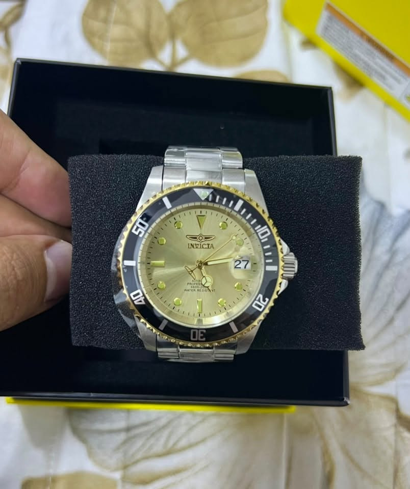 ⌚ ساعة Invicta غواصين – أوتوماتيك قطر ٤٠ ⌚
🔹 الحركة: أوتوماتيك (تعمل بدون بطارية)

🔹 الفئة: Professional Diver

🔹 مقاومة الماء: 200 متر

🔹 الزجاج: كريستال مقاوم للخدش

🔹 الإطار: دوّار (Diver Bezel) أسود مع تفاصيل ذهبية

🔹 لون المينا: ذهبي مع مؤشرات مضيئة

🔹 السوار: ستانلس ستيل

✨ ساعة قوية وفخمة، مناسبة للاستخدام اليومي والسباحة

✨ ماركة عالمية معروفة بتصاميم الغواصين

📍 السعر: ١٥٠ الف

📞 للتواصل: خاص او واتس اب

***********
