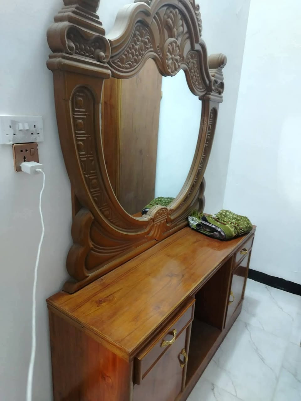 للبيع غرفه حطاطه خشب جديد مااستخدمته سعر مليون و600 وبي مجال ع خاص وعنوان صقلاويه رقم *********** للإستفسار
