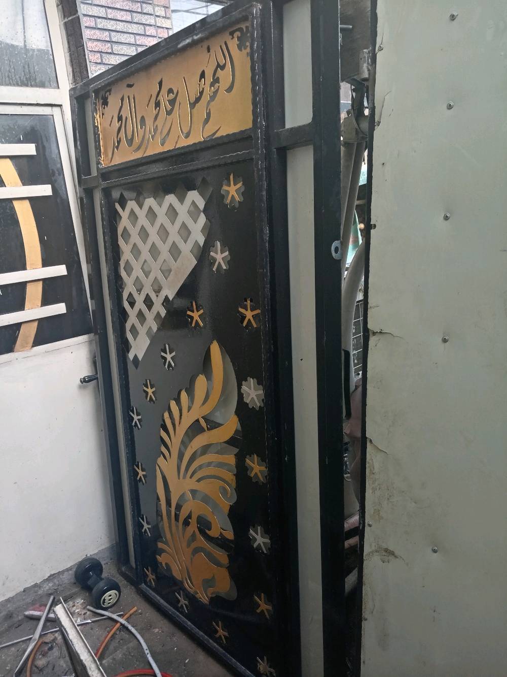 باب بيت يخبل تفاصيل و دقة و كتابات و ألوان حديد أصلي سويته ب٦٥٠ رايدته ب٣٠٠ ومكاني بلديات شارع كهرباء