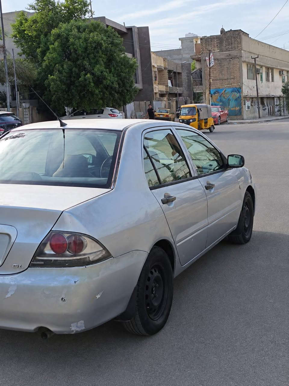 السلام عليكم 
للبيع لانسر بومه 2007
مكينة 2000
كير ومكينة وتبريد بشرط
بيهة منظومة غاز
صدر جديد باتري جديد تخم تاير جديد
بيهة قطعتين صبغ اثر جراد بدون ضرر
رقم اربيل سنوية ساقطة وعليهة غرامات تنزل من السعر 
السعر 64 وبيهة مجال 
مكاني بغداد
***********
