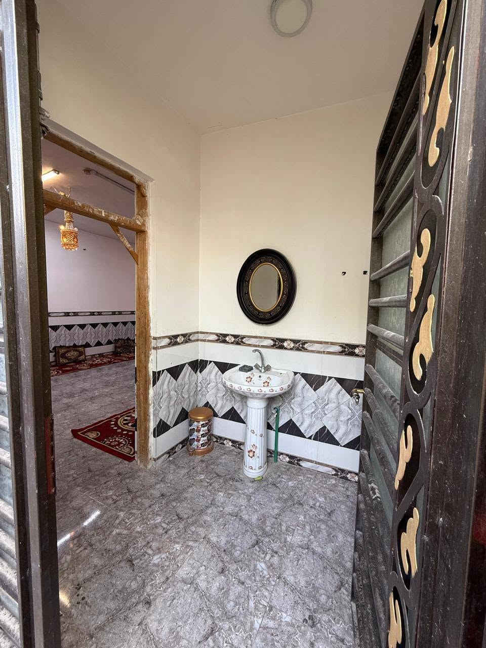 🏡 بيت للبيع – حي ميسان / الزراعي على شارع ٦٠قرب سيطرة الشياب
📍 الموقع: حي ميسان بل الزراعي على شارع 60 الأربع سايدات مجاور محطة غسل  الذبحاوي
📐 المساحة الكلية: 275 م
🏗 مساحة البناء: 215. اساس وسقف صب كونكريت مسلح وبناء بلوك تلعفر شرط الكلاب والبيت صار ٦سنوات مبني لابي فطر ولاتأشير

🌳 حديقة أمامية على الشارع بمساحة 60 م تصلح مشروع محلات
✨ البيت موقعه على  أربع سايدات ويتكون من: ▪️ غرفتين نوم (5×5)
▪️ صالة كبيرة (5×7)
▪️ استقبال واسع (8×5)
▪️ مطبخ (6×5)
▪️ حمام عدد ٢ 
📌مكاشيف عدد ٢
البيت مرتب وموقعه ممتاز وقريب من الخدمات.
📞 للاستفسار  ***********

واتساب.          ***********

