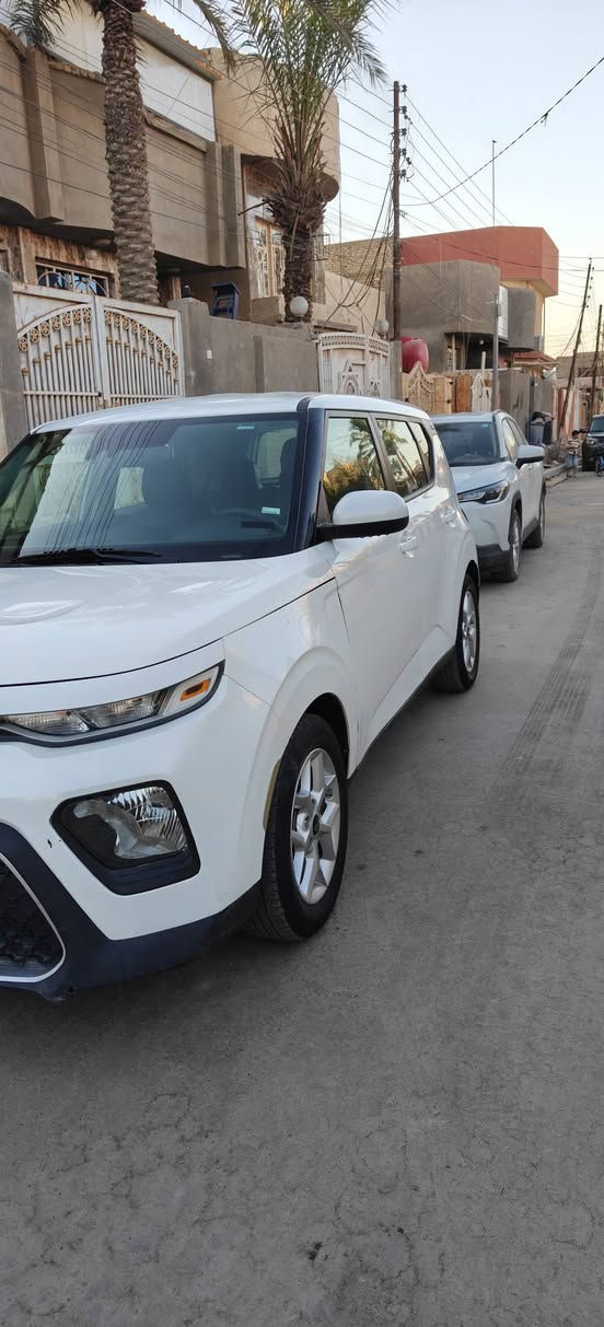 Kia Soul S 2020 امريكي
المحرك: 2.0 لتر 4 سلندر
القوة: 147 حصان
العزم: 179 نيوتن متر
القير: أوتوماتيك IVT
الدفع: أمامي FWD
استهلاك الوقود: تقريباً 14–16 كم/لتر
عدد المقاعد: 5
سعة خزان الوقود: 54 لتر
الشاشة: 7 إنج
Apple CarPlay
Android Auto
كاميرا خلفية
مانع انغلاق ABS
نظام الثبات ESC
تحذير الاصطدام الأمامي
مساعد البقاء بالمسار
مراقبة انتباه السائق
جنوط ألمنيوم: 16 إنج

المشي 46.523 ميل
للتواصل : ***********
