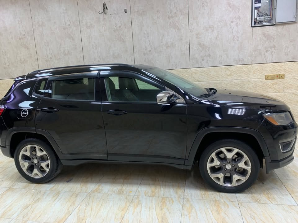 للبيع أو للمراوس: جيب كومباس Limited موديل 2018 (فول مواصفات)

الموديل: جيب كومباس (Jeep Compass - Limited)

سنة الصنع: 2018

المحرك: 2.4L MultiAir (4 سلندر)

المسافة المقطوعة: 88,000 كم

منظومة الدفع: دفع رباعي 4x4 (مع أنماط قيادة مختلفة للأنواء والتضاريس)

اللون الخارجي: أسود ملكي

اللون الداخلي: أسود (كوشن جلد مع أغطية حماية إضافية)

التقنيات والمواصفات: شاشة كبيرة يدعم نظام أبل كار بلاي (Apple CarPlay)، تشغيل بصمة، كاميرا، حواضن وسكك جانبية، ويل كب أصلية، ومواصفات الفئة الأعلى (Limited).

الرقم والسنوية: بغداد (رقم ألماني) مجمركة وجاهزة والتحويل بشرط.

الحادث/البودي: حادث أمريكي بسيط (موضح بالصور مع وجود الحادث الأمريكي للاطلاع والشفافية).

السعر المطلوب: 130 ورقة قابل للتفاوض البسيط للجادين.
(مجال للبيع كاش أو المراوس بسيارة أخرى مع دفع أو أخذ الفرق)

الموقع: بغداد - حي الأمين
***********

نص مكتوب في الصور:
- $135,000
- جيب
- كومباس 2018
- بغداد - 19-09-2026
- 0
- اوتماتيكيه
- 4 سلندر
- محرك 2.4
- 80,000 كم
- المواصفات أمريكية
- بنزين
- إنشاء
- السنة
- 2018
- الدفع للنشر
- تعديل