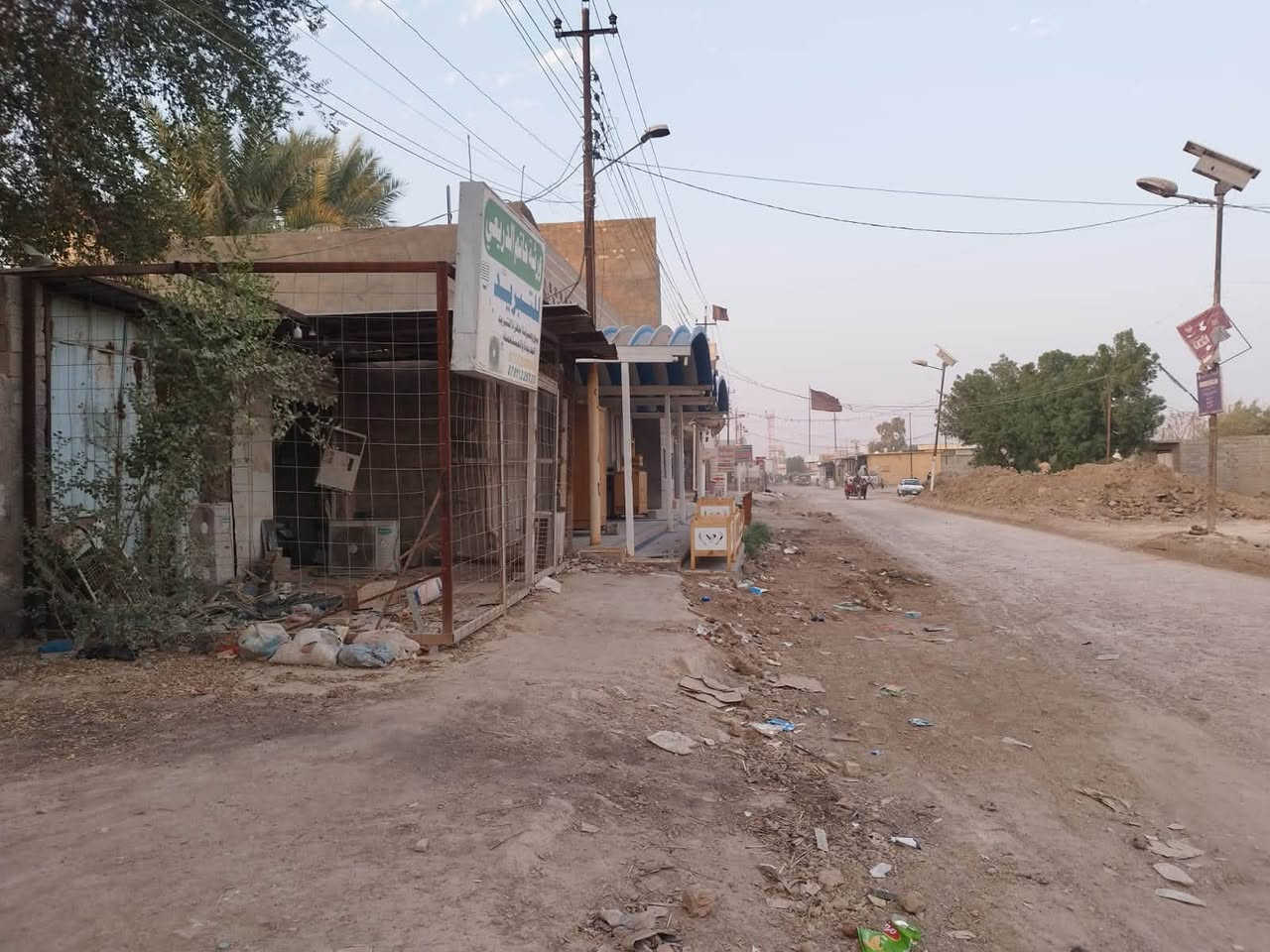 قطعة أرض تجارية المساحة 300 متر تحتوي على محلات عدد ( خمسة) ومشتمل رقم القطعة 670/2/4 
الموقع: ناحية الوحدة/ حي الزهراء/ منطقة المعمل / مدخل المنطقة / تبعد 120 متر عن شارع بغداد- كوت.
للاستفسار: ***********
