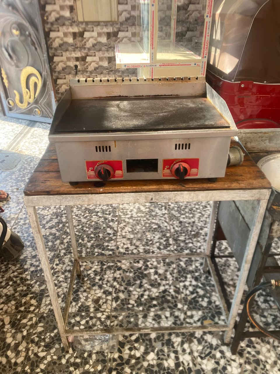 غراض محل فلافل للبيع
عارضه 125
جامخانه 200
طباخ 125
كرل بركر 125
شغالات وبيهن مجال بسيط بيع قطع او شلعه 
متواجد واتس اب ***********-
