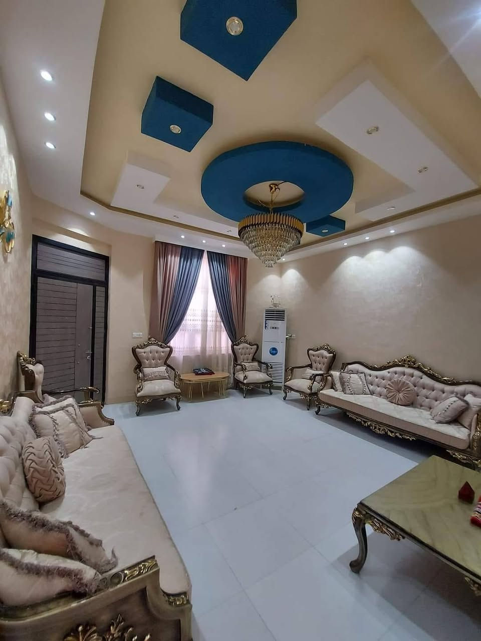 🏠 دار سكنية للبيع –طابو ملك صرف شرط التحويل
 فرصة مميزة
دار سكنية طابقين  بمساحة 120 م²، ركن على شارعين تحتوي على غرفة نوم في الطابق الارضي مع باقي الملحقات استقبال وصالة ومطبخ وصحيات والطابق الاول ٣ غرف نوم مع صحيات مشتركة 

والطابق الثاني بيتونة ومخزن

يباع مؤثث او غير مؤثث

ملاحظة يقيم الأثاث بسعر يضاف الى سعر الدار

🔹 رقم الدار: 4290

🔹 البناء: طابوق درجة أولى

🔹 السعر: 170 مليون دينار عراقي

🔹 يرهم مراوس أيضاً في مجمع النخبة السكني – قطع المجمع الصناعي، ضمن توزيع الموظفين الجديد للشركة العامة للصناعات الكهربائية حصراً.

📞 للمراجعة والاستفسار:

شركة النخبة العقارية للاستثمار

الأستاذ علاء الحمداني

📱 ***********
