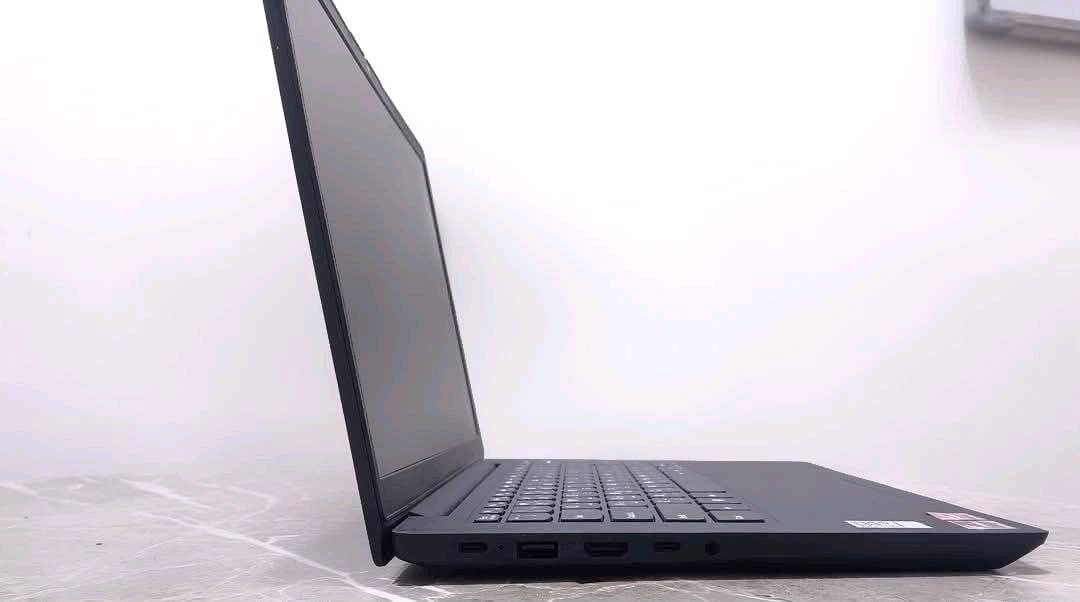 السلام عليكم لابتوب Lenovo k14 gen1 لابتوب معروف مواصفاته واداءة الرهيب 
معالج Ryzen 5 5600U رام8 DDR4 الهارد256 SSD NVMW M.2 سريع جدًا يقلع الجهاز باقل من5 ثواني 
يفيد الالعاب بفضل الكرت المدمج Radeon RX Vega7 يوصل4 كيكا من الرام 
شغلت فورت نايت 140 فريم
كونتر سترايك2 110 فريم
ڤالورانت 150 فريم
اساين كريد اكثر من50 فريم
دارك سولز3 بحدود50 فريم
دارك سولز ريماسترد 70-80 فريم
جهاز مرتب وراقي ونضيف كلش تجي وتشوفه 
وياه جنطة وشاحنتة 
شاحنتة تايب سي 65 واط
سعره 650 الف البصرة الموفقية يم الشقق

التواصل وتساب ***********