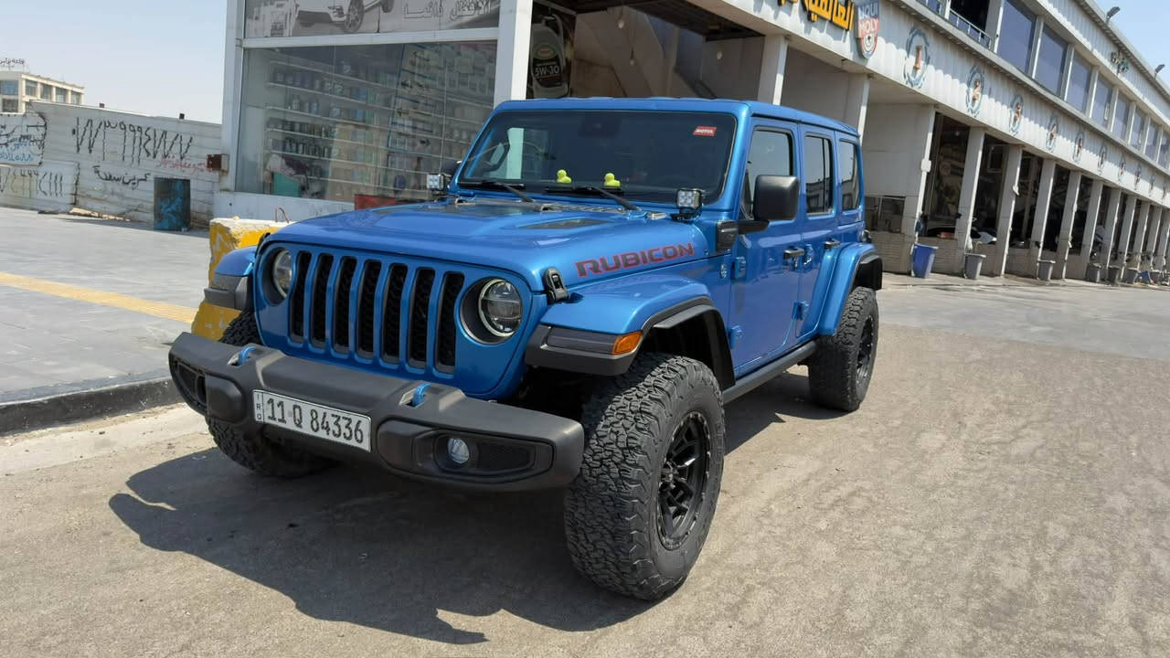 جيب رانجلر موديل 2022 روبيكون
* النظام: Plug-in Hybrid 4xe
* القوة: حوالي 375 حصان
* العزم: حوالي 637 نيوتن.م
* القير: أوتوماتيك 8 سرعات
* الدفع: 4×4 دائم/قابل للاختيار
* نظام الدفع: Rock-Trac 4x4
* الدفرنسات: Tru-Lok إلكترونية أمامي وخلفي
* التعليق: Heavy-Duty
* الـ Sway Bar: فصل إلكتروني أمامي
* وضعيات القيادة: Hybrid / Electric / eSave
* البطارية: ليثيوم-أيون Plug-in
* الشحن: AC
* الخلوص الأرضي: حوالي 27 سم
* زاوية الاقتراب: حوالي 44°
* زاوية المغادرة: حوالي 37°
* زاوية كسر المنحدر: حوالي 22.6°
* عمق الخوض بالماء: حوالي 76 سم
* التايرات: قياس Rubicon الشائع LT285/70R17
* الجنوط: 17 إنچ
* الأبواب: 4
* السقف: قابل للإزالة
* الأبواب والزجاج: قابلة للإزالة/الطي حسب التجهيز
الضرر جاملغ عكس السايق بدون شواصي 
السعر 270 وبيها مجال
ماشيه ١٧٨ الف كيلو 

***********
