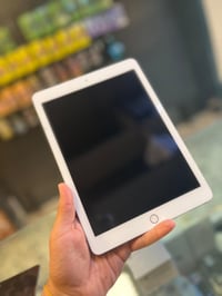 📱 للبيع iPad 5 – 32GB 🔥  ✨ آيباد عملي ومناسب للدراسة والترفيه والاستخد...