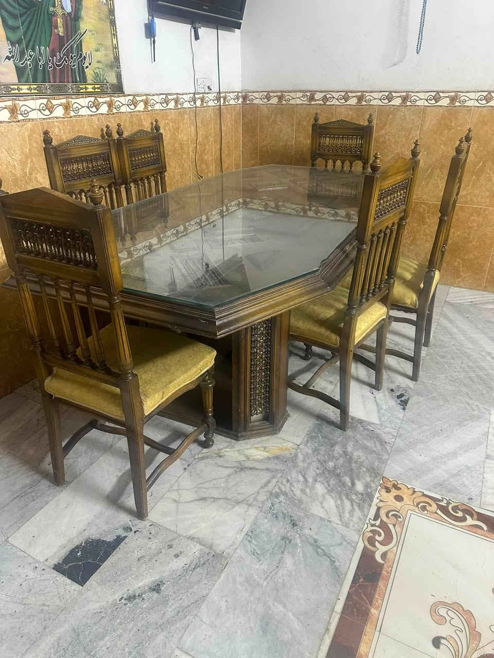 السلام عليكم ميز طعام ملكي مرتب نضيف وياء ٦ كراسي  نضيف فول سعره خاص بغداد بلديات الشراي. يتصل ***********
