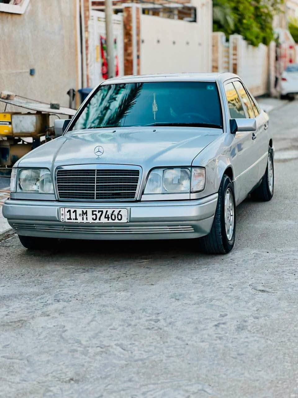 سلام عليكم مارسيدس 320 بيبي شبح موديل 1993 محرك نوزل مو عنكبوت مكفوله بدون ظربه وبدون صبغ بلاد السياره بيه جراد بس كله عل بلاد محرك كير غرفه خارج تبريد كله بلاد وجديد السياره كلش جديدة ومابيه اي نقص رقم بغداد باسمي مكاني بغداد  الراشدية السعر 98 $ رقم تليفون ***********
