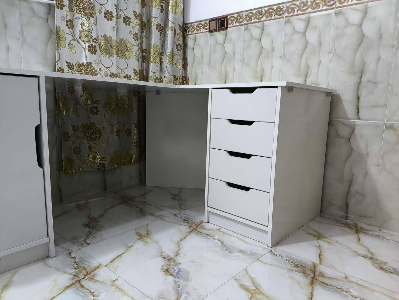 السلام عليكم ، من رخصة الادمن 

ميز زاوية للبيع تركي ابيض درجة اولى نظيف كلشي ما بيه يفيد جماعة التجميعات وحتى دراسة وكيمنك .
زاوية الجهة الطويلة طولها 160 cm  
الجهة القصيرة طولها 120 cm 
ارتفاعة 75 cm 
الميز نظيف مثل ما بالصورة و المجرات كلهن نظيفات و مابيهن شي 
مكاني ديالى الخالص ، اي استفسار على الخاص و هذا رقمي وبالخدمة . 
***********
السعر : 225 الف وبيه مجال بسيط
