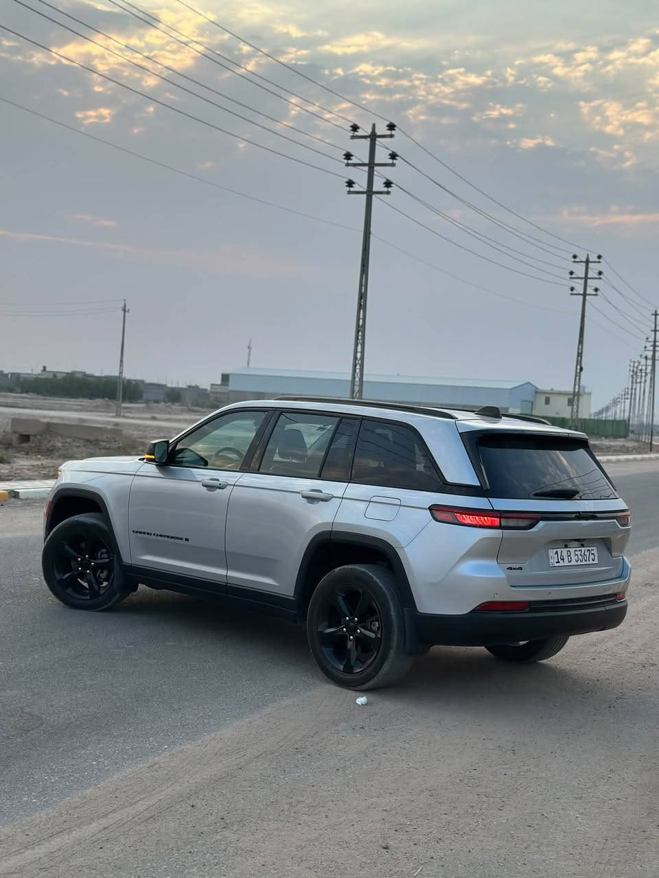 جيب كراند شيروكي التيتيود بلاك ادشن . الموديل : 2024 . (وارد امريكي) . 293hp . V6. 3.6L : المحرك العداد : 24 الف كيلو متر . المواصفات :
5 راكب . ﻿
دفع رباعي 4x4 . ﻿
رادار امامي مع مانع تصادم . ﻿
تحذير الخروج عن المسار . ﻿
تحذير النقطة عمياء . 
نظام تحذير عند التقاطعات.
شاحن موبايل وايرلس.
ويل قياس 20 انج .
فتحة سقف .
لوحة القيادة بقياس 12 أنج.
كير شفتر بالستيرن .
كاميرا خلفية. *شاشة متوسطة 8.1 أنج
المصابيح الأمامية زنون .
كشافات الضباب زنون،
دخول ذكي. 
الصندوق الخلفي كهربائي .
 ﻿فرش المقصورة الداخلية من الجلد والشاموا . ﻿
مقعد السائق كهربائي . ﻿
المقاعد الأمامية تدفئة . ﻿
حساسات خلفية . ﻿
دوسات جانبية . ﻿
مكيف خلفي .
 ﻿تدفئة مقود القيادة . ﻿
مانع تصادم خلفي . ﻿
بلوتوث تلفون . 
⭕️ مكاني البصرة رقم كتاب شهداء 
***********
