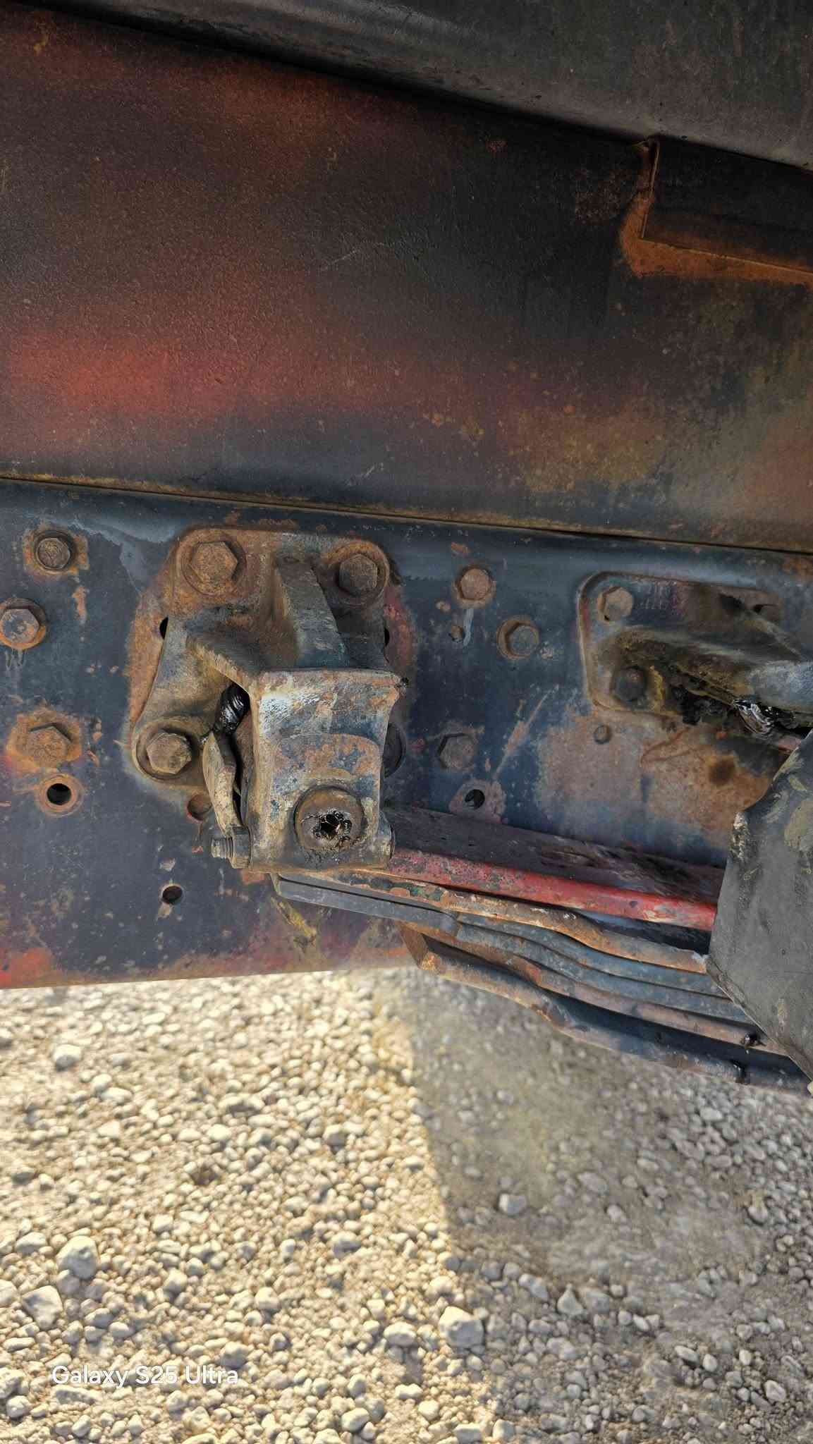 مكينه V8  28 لا تبخير ولا تنقيص بم بالكرتون كير ٢٩ وشلعه لا فلته ولا غره
موديل ٨٧
اكسن جي اف 
شاصي مكفول ومبطن باج كامل
بأسمي رقم نكليزي كربلاء السياره فرنسيه 
ورك من ورى هوائي ومن كدام عادي 
تخم تاير 
***********
