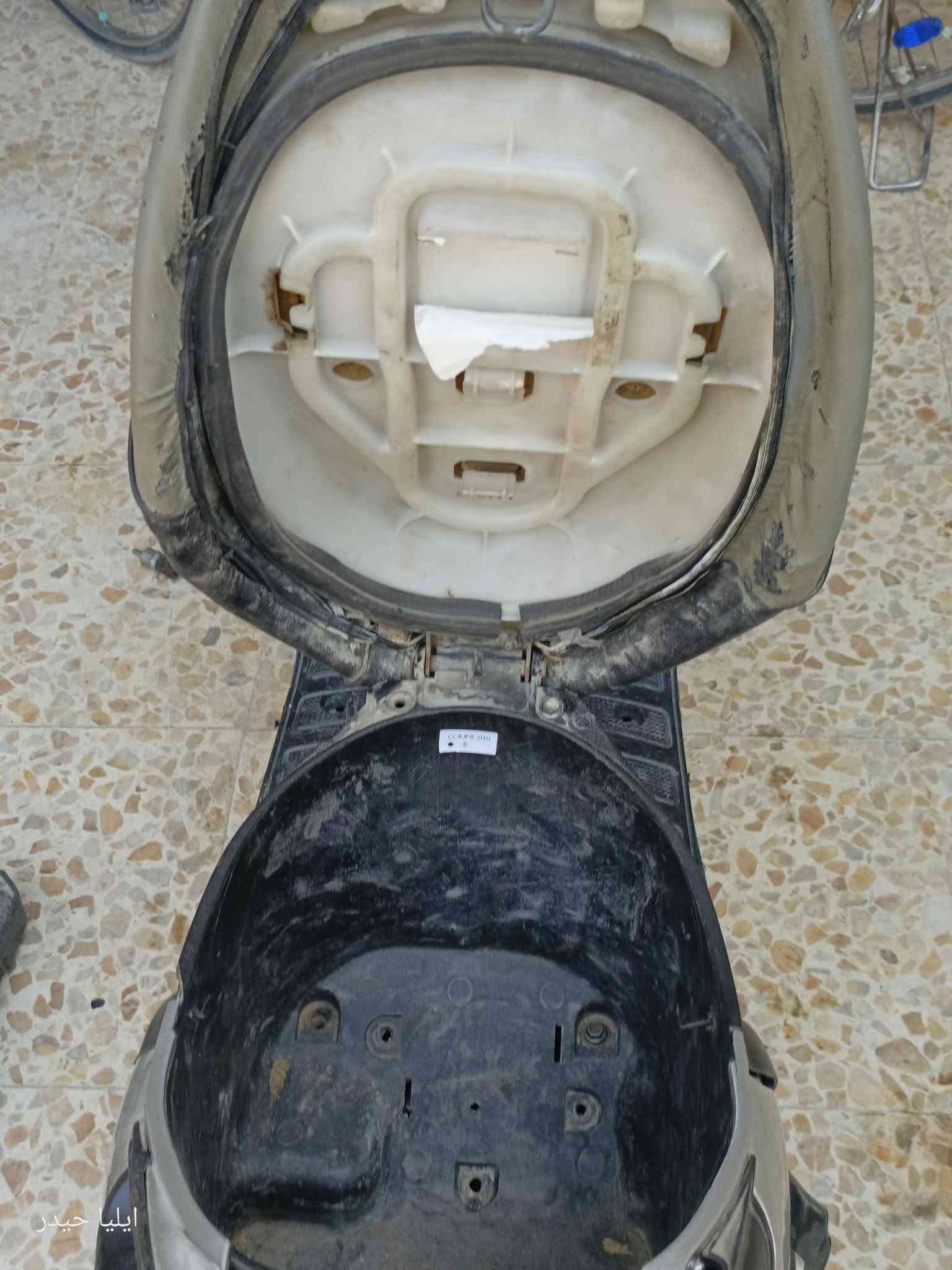 بطه ياماها 
كهربائيات كلها شغاله 
بك لايت واشاير شغالات فقط بدون باتري 
المكان كربلاء الامن الداخلي 
الدراجه بعدها على السحك توها كالعه من تجفيت 
سعر 200
***********واتساب متواجد

نص مكتوب في الصور:
- ایلیا حیدر
- ايليا حيدر