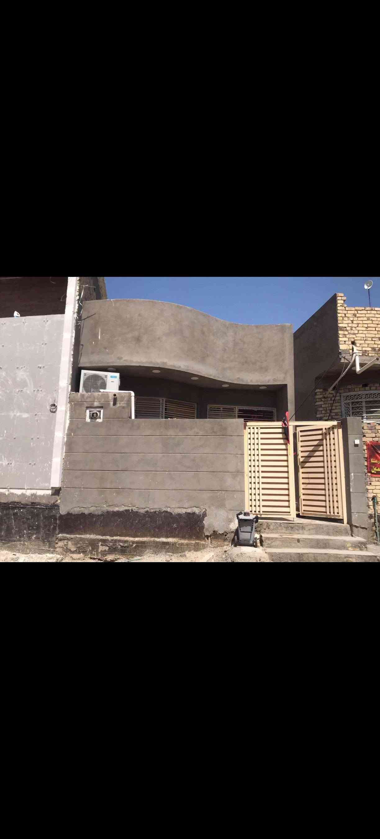 بيت للبيع 🏘 بناء حديث📍حر ممطلوب 
حي الزهراء خلف مظيف الرواجح مساحته 100م واجه 6.5
ونزال 15
يحتوي البيت 
✨غرفه نوم 
✨مطبخ 
✨وصاله 
✨وستقبال 
✨صاله مفتوحه ع الاستقبال 
✨صحيات داخليه غريبه 🚽
✨صحيات خارجيه شرقيه 🚽
✨بيتونه 
✨نظام كهرباء ومي ومجاري درجه اولى
✨مكان للقناني والماطور مخفي 
اي استفسار 
خاص مفتوح
***********
