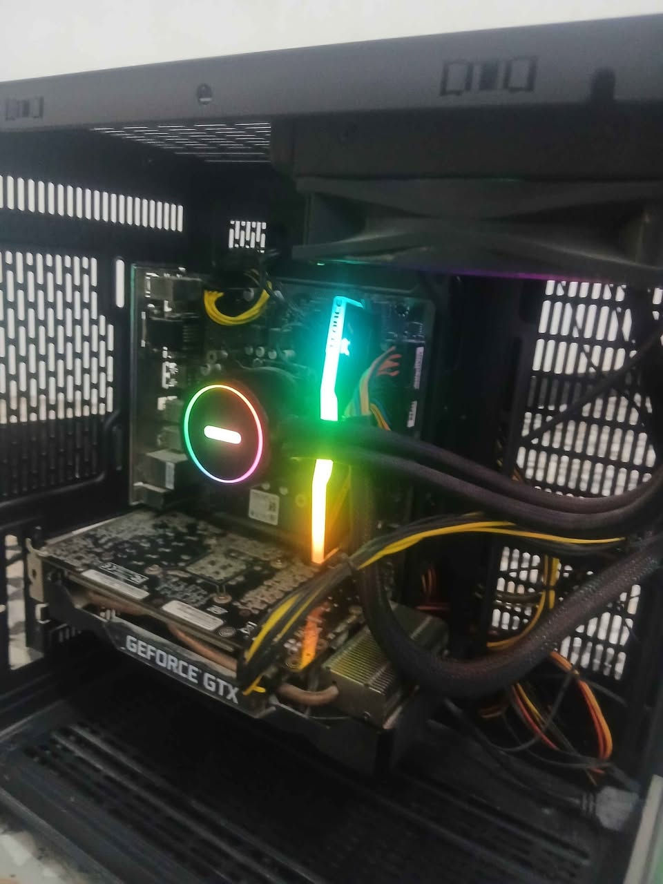 السلام عليكم
🖥️ تجميعة Gaming نظيفة جداً للبيع
💰 السعر: 425,000 دينار قابل للتفاوض بحدود المعقول
⚙️ المواصفات:
• CPU: Intel Core i3-10105F — 4C/8T
• GPU: GTX 1660 6GB
• RAM: 16GB DDR4 3200MHz — قطعة واحدة
• Motherboard: Gigabyte H410M
• Storage: NVMe 256GB + SSD 128GB + HDD 1TB
• PSU: 450W
• Case: WJCOOLMAN
• CPU Cooler: PCCOOLER Liquid Cooler
🎮 مناسب للألعاب والاستخدام اليومي، ومن الألعاب اللي تشتغل عليه: GTA V — Fortnite — Apex Legends — PUBG وغيرها.
🧹 الجهاز نظيف ومفحوص وجاهز للاستخدام.
🔧 المذربورد بيها سلوت RAM ثاني، وتكدر مستقبلاً تضيف 16GB ثانية وتصير 32GB.
🚚 التوصيل لجميع محافظات العراق بـ2,000 دينار فقط.
📍 بغداد — المعامل / بستان سامي
💵 425 ألف وقابل للتفاوض عند الجدية.
ارقام التواصل على واتساب
***********
*********** بغداد, العراق
