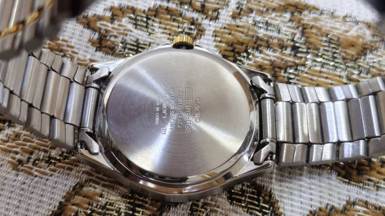السلام عليكم ورحمة الله وبركاته 🌹
⌚ للبيع ساعة CASIO أصلية
الموديل: MTP-1183
✨ ساعة كلاسيكية أنيقة بتصميم فضي وذهبي
• حركة Quartz
• سوار وحواف من Stainless Steel
• واجهة فضية أنيقة مع تفاصيل ذهبية
• نافذة لعرض التاريخ
• مقاومة للماء Water Resistant
• صناعة ياباني اصلي 🌏 
• الرقم/الموديل: MTP-1183
✅ أصلية 100%
✅ استخدام جداً جداً قليل
✅ نظيفة ومحافظة عليها
✅ تعمل بصورة ممتازة
مكاني بغداد الدوره🌷 
رقم هاتف *********** 📱 يوجد توصيل
