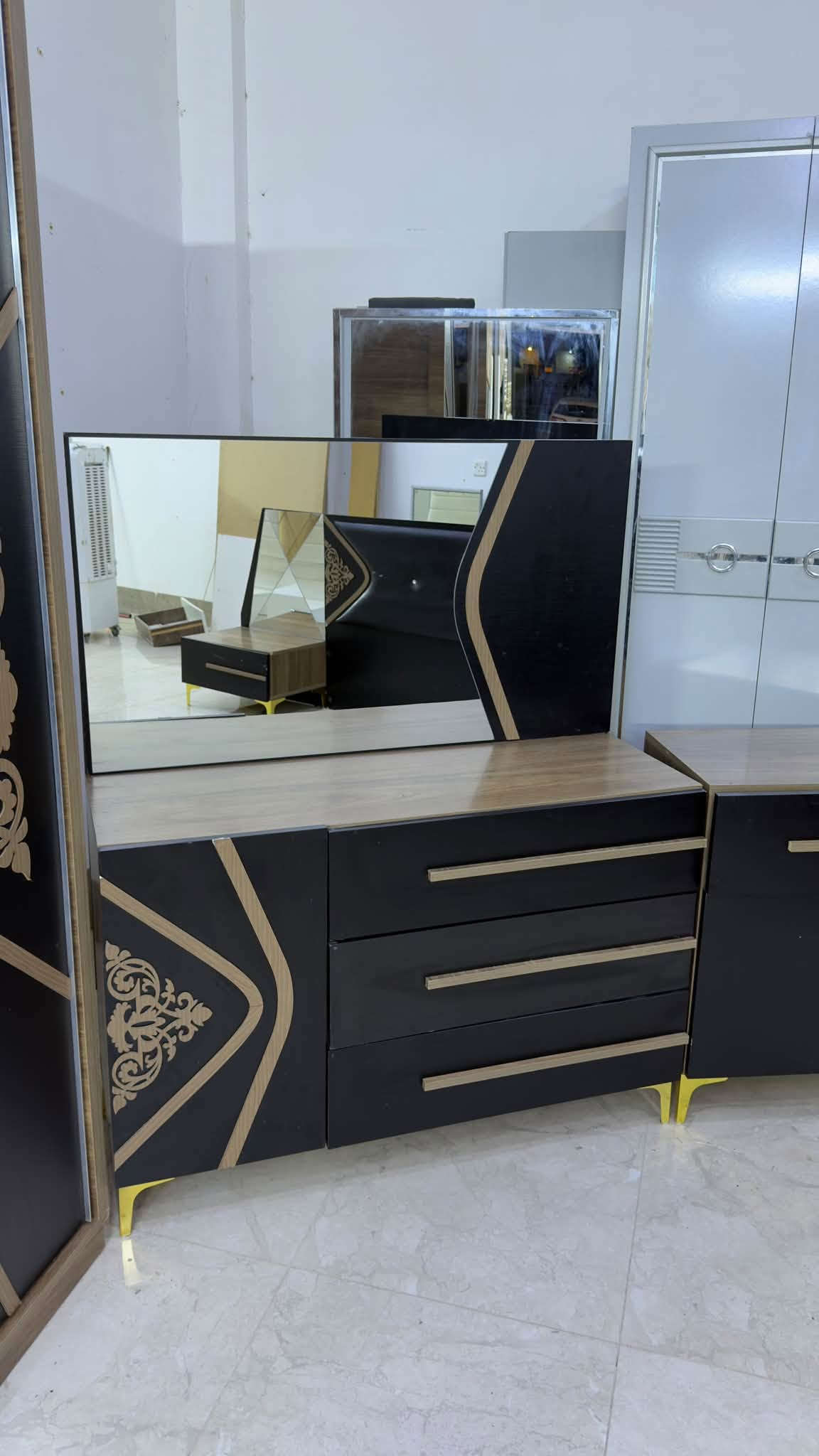 غرفه نوم ماركه لون اسود مطخم جوزي نظافه اخو جديد السعر مع الشد والنقل 550 الف  *********** // ***********
