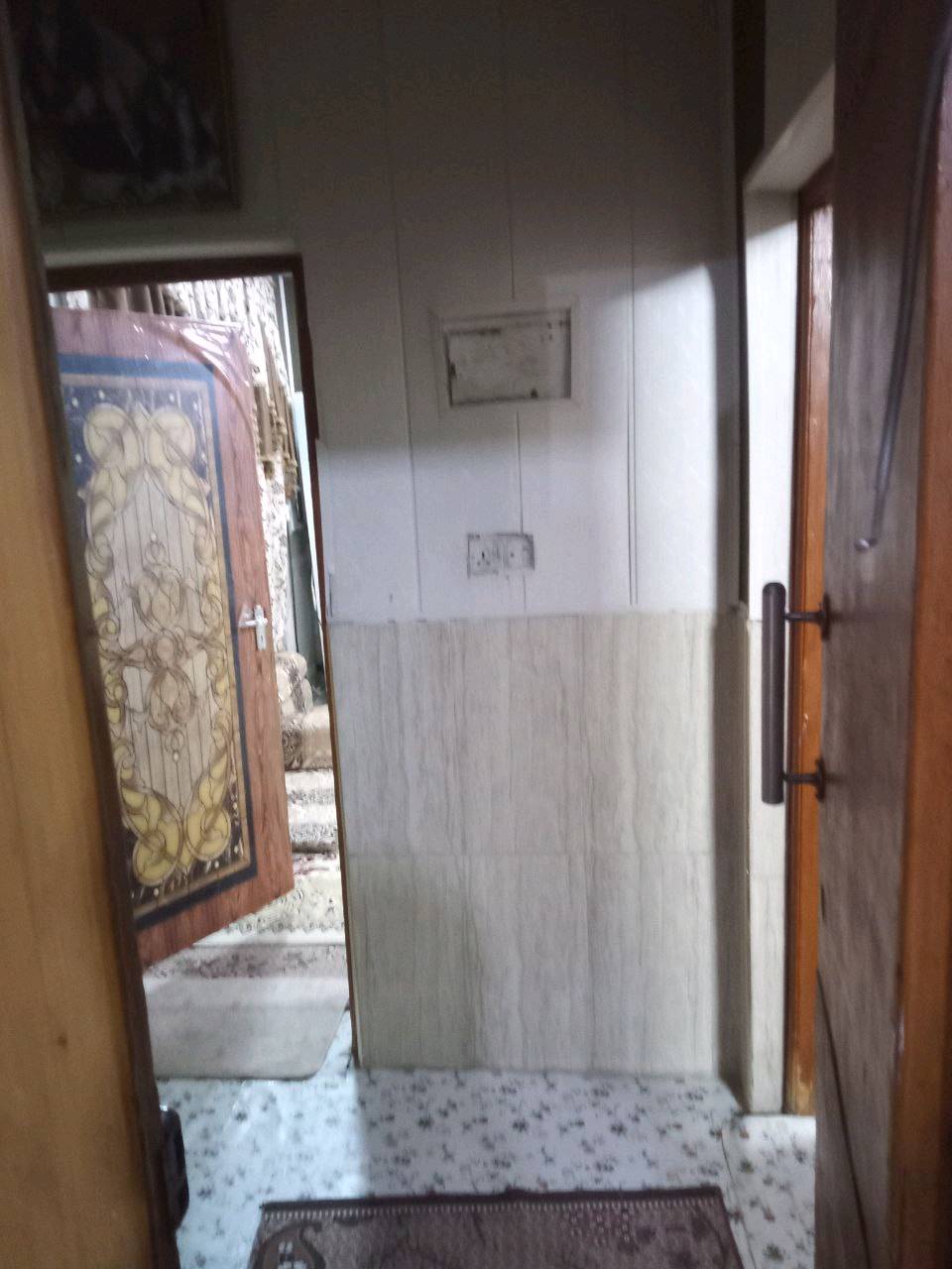السلام عليكم. دار للبيع مساحه 240م يحتوي على استقبال وهول وثلاثه غرف ومطبخ العنوان حي العسكري خلف صيدليه الشاكرين للأستفسار ***********