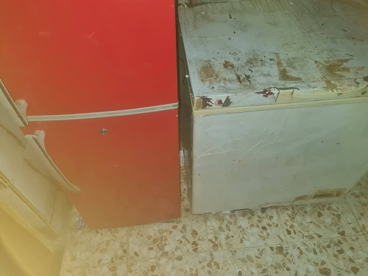 ثلاجه معه مجمده للبيع شغالات ولا طابات تصليح للبيع العنوان الديوانيه ***********

