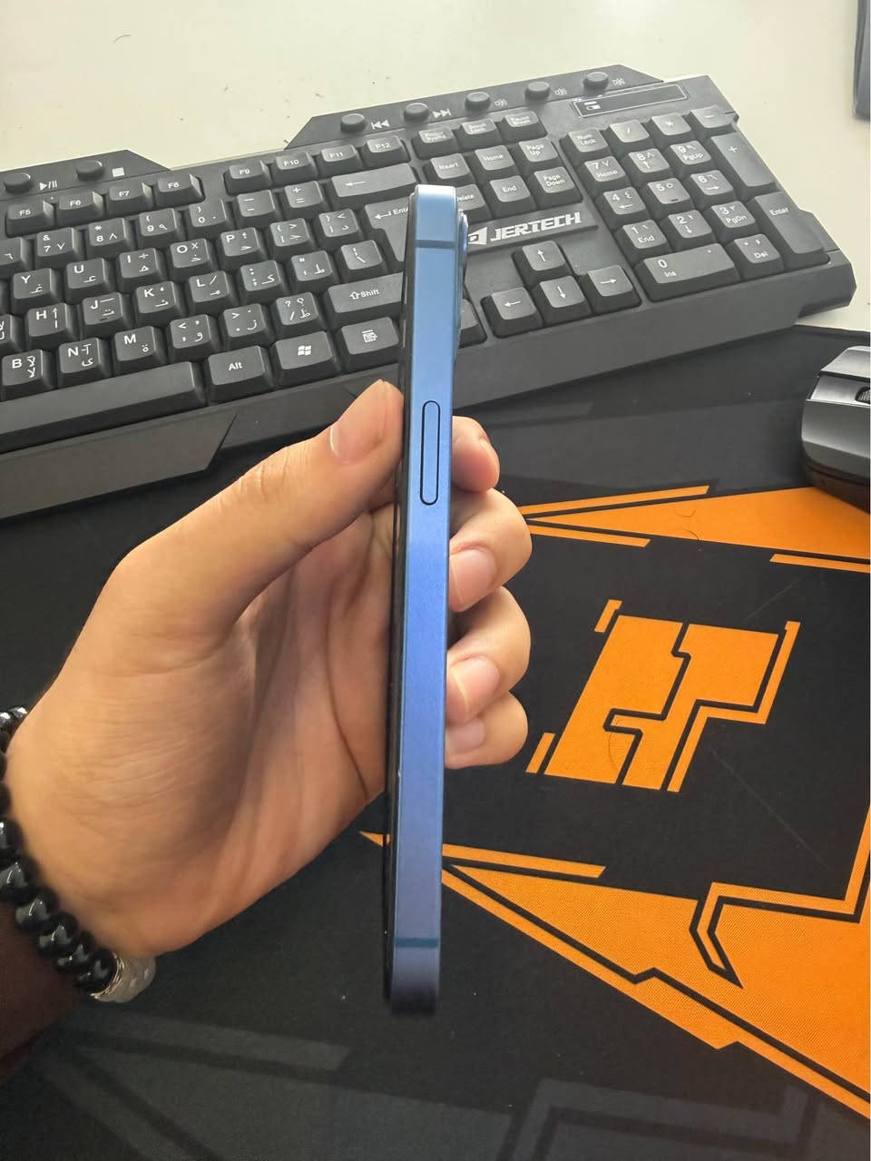 iphone13 
Esim 128
Battery 91 
نوقتەیەکی سەوزی لە کامێرای پێشەوە هەیە باقی بەشەرت نەکراوە 
*********** أربيل, العراق

نص مكتوب في الصور:
- 12:05 Battery Health & Charging Phone batteries, like all rechargeable batteries, are consumable components that become less effective as they age. Learn more... Maximum Capacity 91% This is a measure of battery capacity relative to when it was new. Lower capacity may result in fewer hours of usage between charges. Peak Performance Capability Built-in dynamic software and hardware systems will help counter performance impacts that may be noticed as your iPhone battery chemically ages. Optimized Battery Charging To reduce battery aging, iPhone learns from your daily charging routine so it can wait to finish charging past 80% until you need to use it.