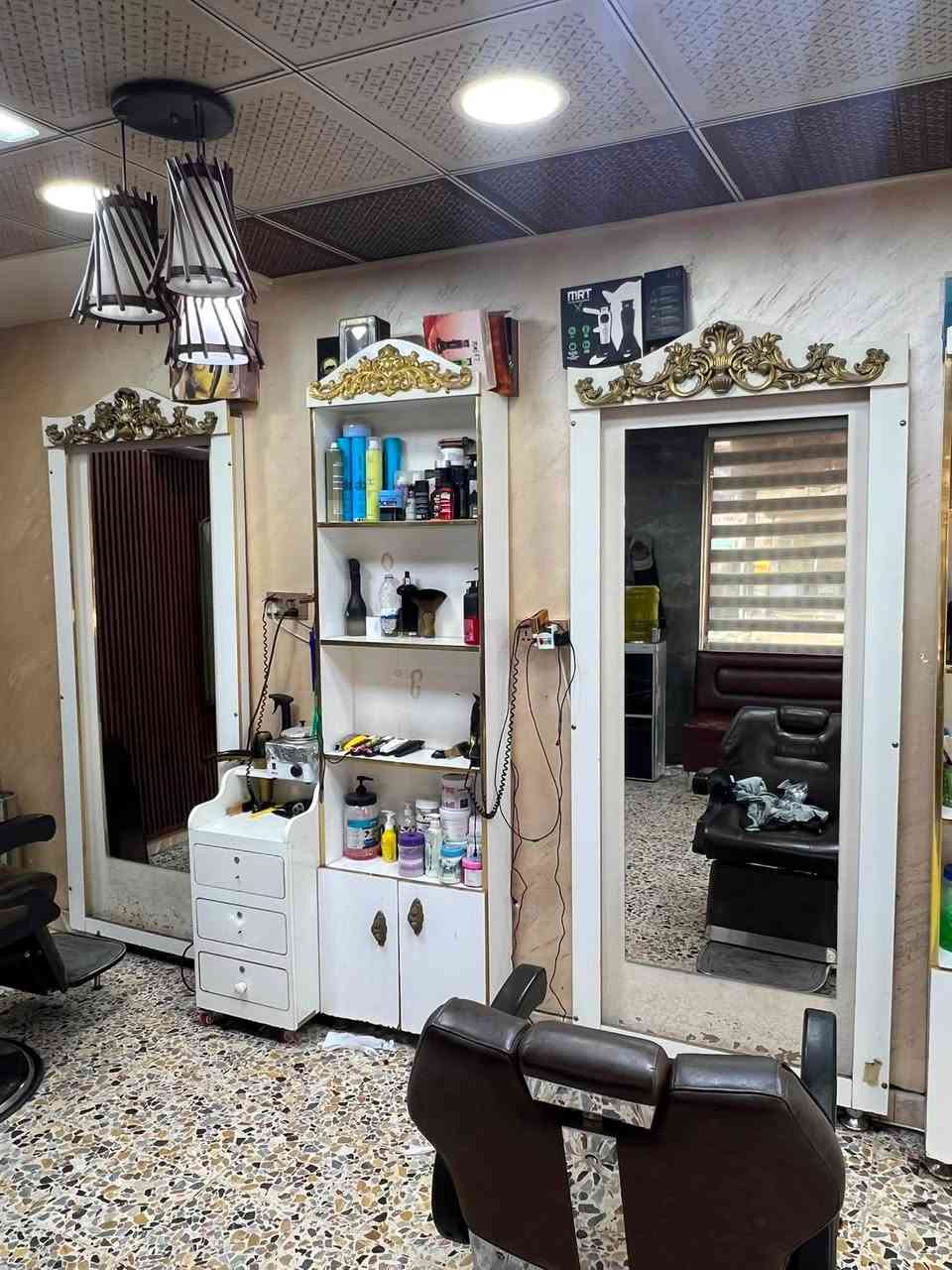 السلام عليكم 
غراض حلاقه للبيع ٣ مرايات ٢ فاترينات مع ٢ ميز مجر صغير 
بغداد حي الجهاد 
***********
