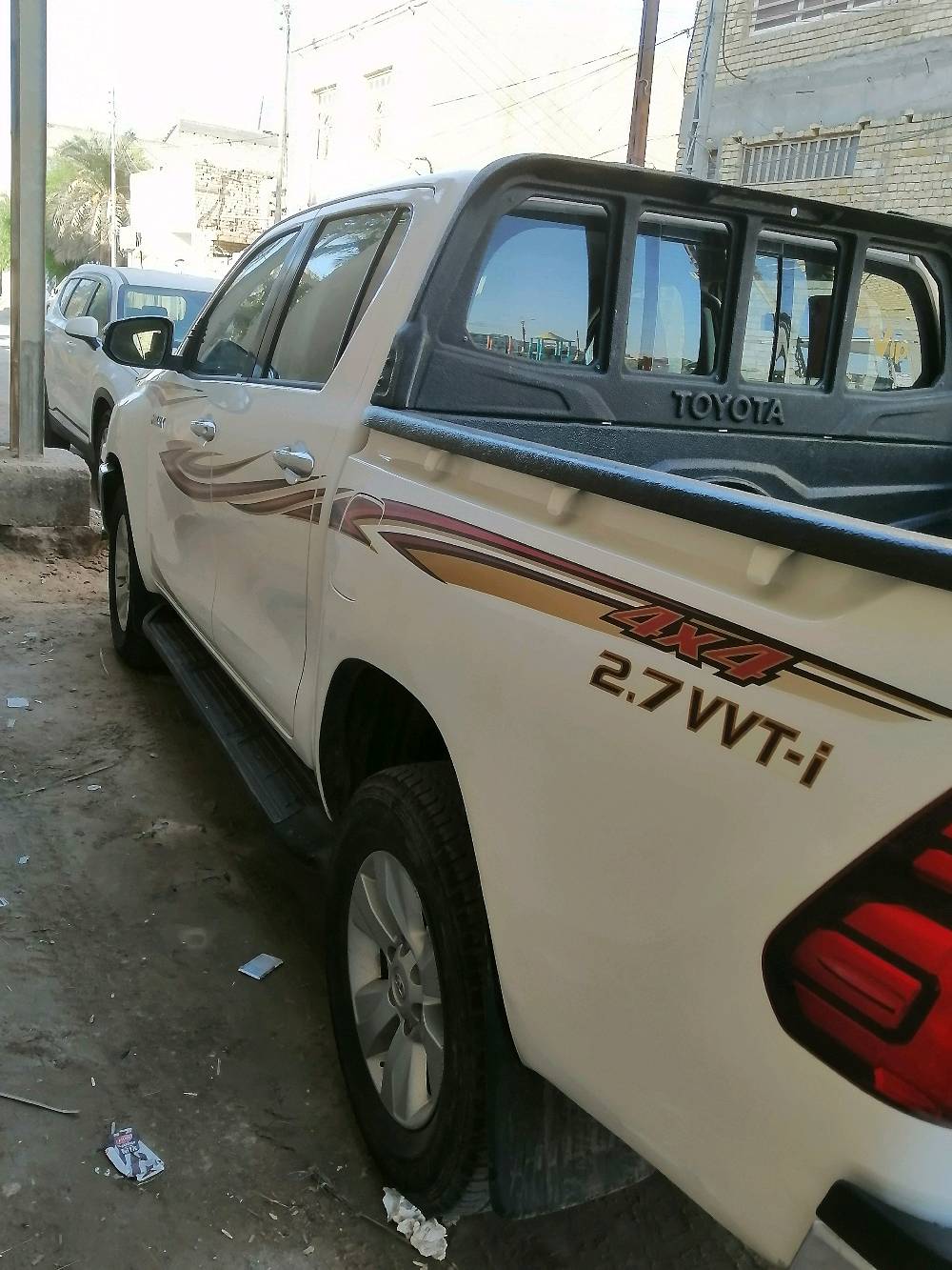 سسي
ممكن تكتبلي موديل الهايلوكس شكد بالضبط وسنة الصنع/الدخول؟ وهل هي دبل 4x4 وكبينة غمارة لو دبل كابين؟: 
سياره بيكب تويوتا هايلوكس موديل ٢٠١٨فورويل 
شنو حالتها من الداخل والخارج؟ بيها صبغ أو سمكرة أو ضربات/حوادث سابقة لو كله وكالة؟: 
يوجدفيها طخات خفيفه في الچاملغ الخلفي 
شكد الممشى الحقيقي، وشنو آخر صيانة/تبديل سوّيتله للمكينة والقير والتواير؟: 
ماشيه ١٨٦گير ومكينه الحمد لله مامفتوحات
منين موقع السيارة هسه؟ وشنو وضع الأوراق والتحويل: باسمك لو بيها نقل ملكية جاهز؟: 
ميسان القطاع 