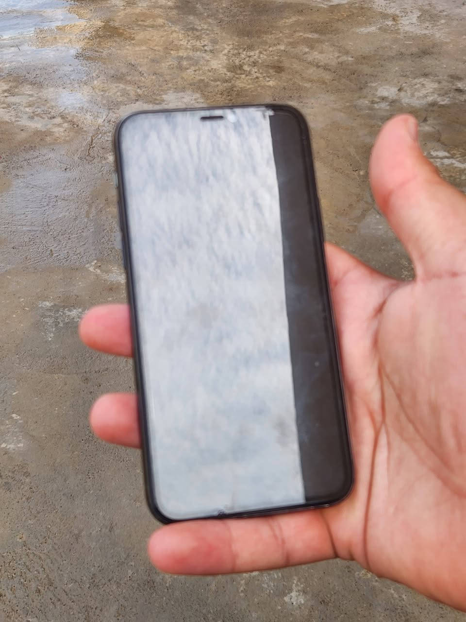 ايفون 11 برو
جهاز مرتب 
مبدل بي شاشه 
ومبدل بطاريه البطاريه 69
الجهاز طلبين عليه 180 
رقم التوصل ***********

نص مكتوب في الصور:
- ٠٣:٠٠
- حالة البطارية والشحن
- رسالة مهمة حول البطارية
- حالة بطاريتك متدنية جدًا. يمكن أن يبدل أحد مزودي خدمة Apple المعتمَدين البطارية لاستعادة الأداء والطاقة القصويين.
- العثور على خيارات الخدمة...
- الحد الأقصى للقدرة
- ٦٩٪
- هذا قياس لقدرة البطارية مقارنة بقدرتها عندما كانت جديدة. قد تتسبب القدرة المنخفضة بتقليل ساعات الاستخدام بين عملية الشحن والأخرى.
- أقصى قدرة للأداء
- ستساعد الأنظمة المضمنة في النظام والمكونات في تخفيف آثار الأداء التي قد تلاحظها أثناء التقدم الكيميائي في عمر بطارية iPhone.
- شحن البطارية المحسن
- للحد من استنزاف عمر البطارية، يتعلم الـ iPhone من عادات الشحن اليومية، بحيث ينتظر ولا يتجاوز ٨٠٪ حتى يحين موعد حاجتك إلى استخدامه.
- القطع والخدمة تجمع Apple سجل تاريخ القطع والخدمة، وهذا السجل يعرض معلومات عن هذا الـ iPhone وحالته وتفاصيل إصلاحه. معرفة المزيد... سجل تاريخ الخدمة البطارية الخدمة الشاشة غير معروف مشكلة بصمة الوجه
