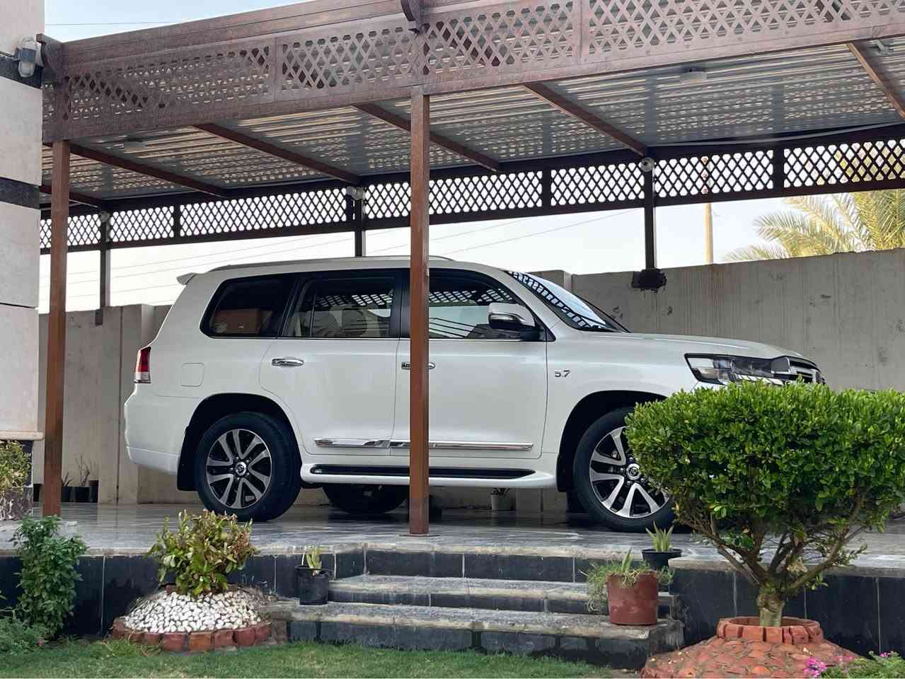 لاندكروز VXS • ٢٠١٨ • ماشي ١٣٠ ألف