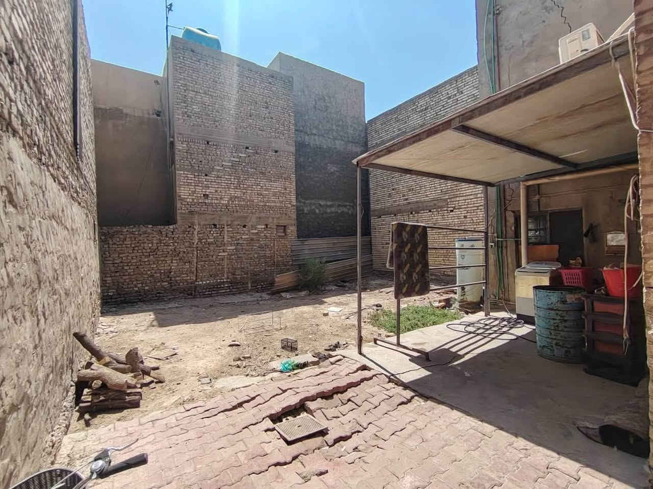 🏡 دار للبيع – ملك صرف وباسمي شخصياً ( بناء قديم )
📍 بغداد – الوزيرية – منطقة الكسرة
📌 محلة 302 – زقاق 26

🔹 مساحة السند: 313 م²
🔹 المساحة واقع حال: 337 م²
🔹 البيع على مساحة السند
🔹 الواجهة: 11.25 متر
🔹 النزال: 30 متر
🔹 الملكية: ملك صرف وباسمي شخصياً
( يمكن بنائه شقق سكنية ) 

📍 الموقع مميز جداً:
قرب بانزين خانة الوزيرية
وقرب شارع المغرب (شارع الأطباء)
وفي منطقة حيوية ومميزة داخل الوزيرية.

💰 البيع على مساحة السند 313 م²

📞 للاستفسار والجادين فقط – الاتصال:
***********

⚠️ الاتصال فقط، لا توجد رسائل.
