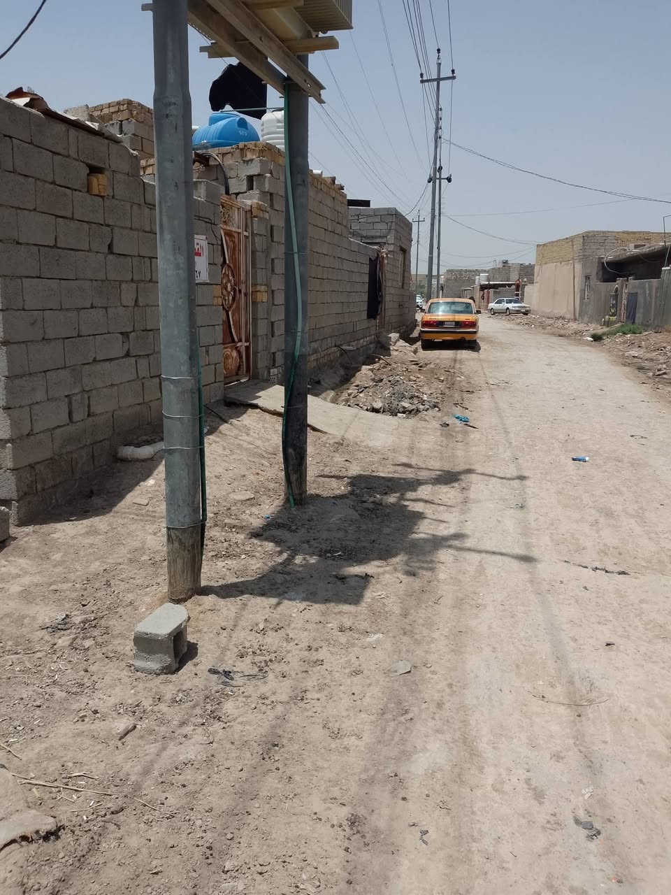 سلام عليكم بيت للبيع مساحه 180غرف 2صاله 4+6مطبخ 3+4حماملت 2بس ديوانية ماكامله مع قطعه مساحه 150مسيجه بيه غرفه وصحيات ركن على شارعين بكاع راجي ب شارع رئيسي مقابيل مدرسه مال ال حامي ال شمال ماي كهرباء مع بيت تريد البيت هم للبيع ***********
